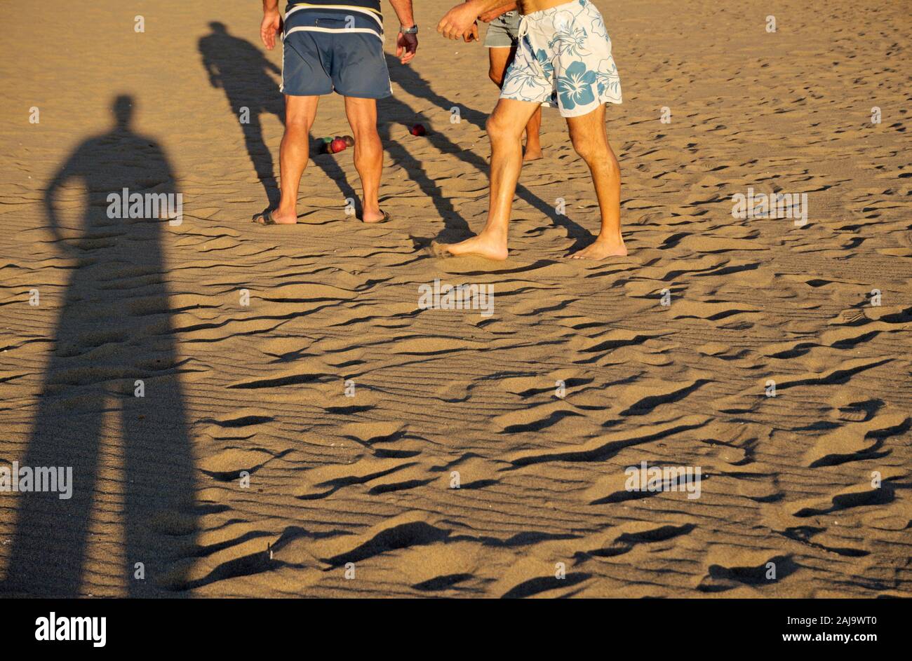 Gli uomini che giocano le bocce gioco sulla spiaggia sabbiosa in Italia Foto Stock