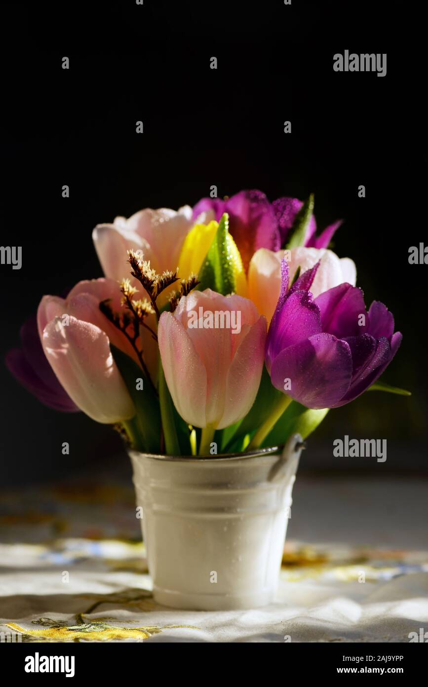 Bouquet di tulipani fiori e piccoli Annaffiatoio vaso Foto Stock