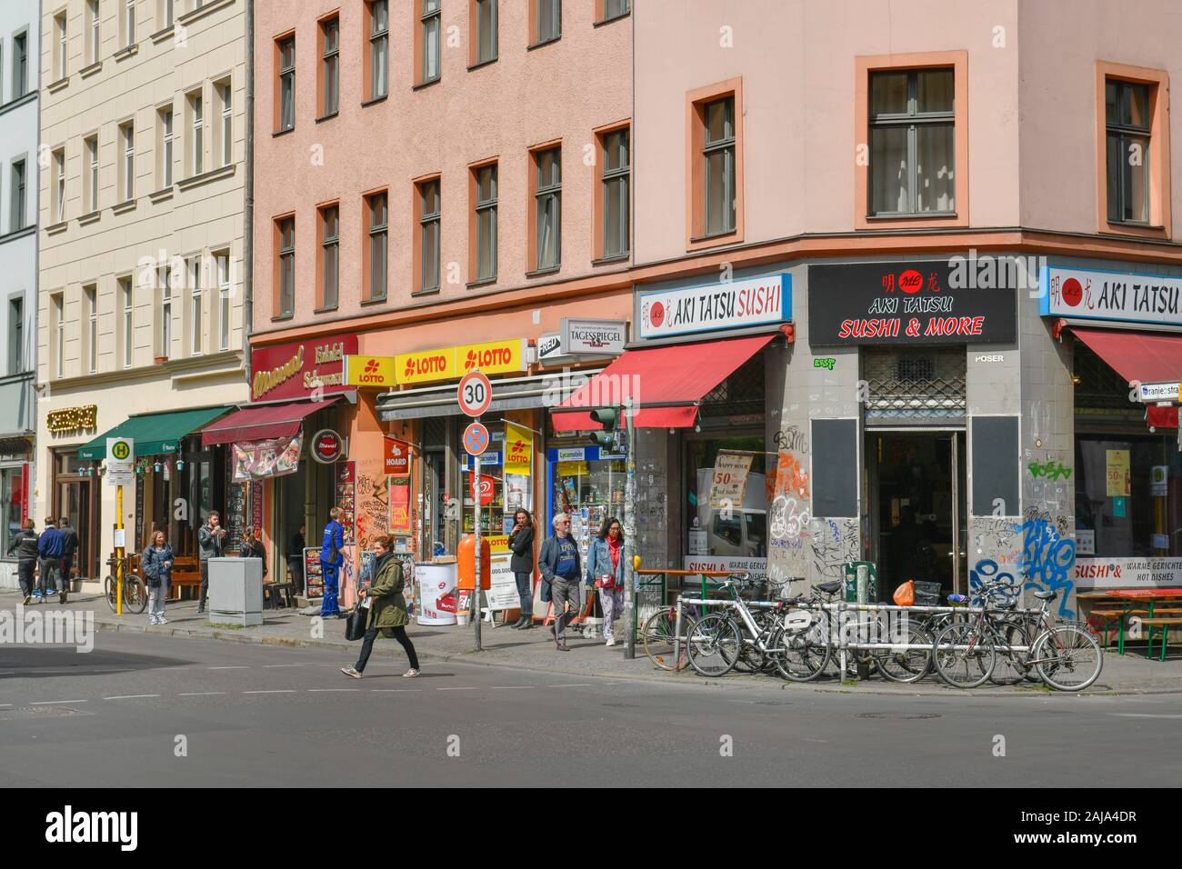 Straßenszene, chiosco, Oranienstraße, Kreuzberg di Berlino, Deutschland Foto Stock