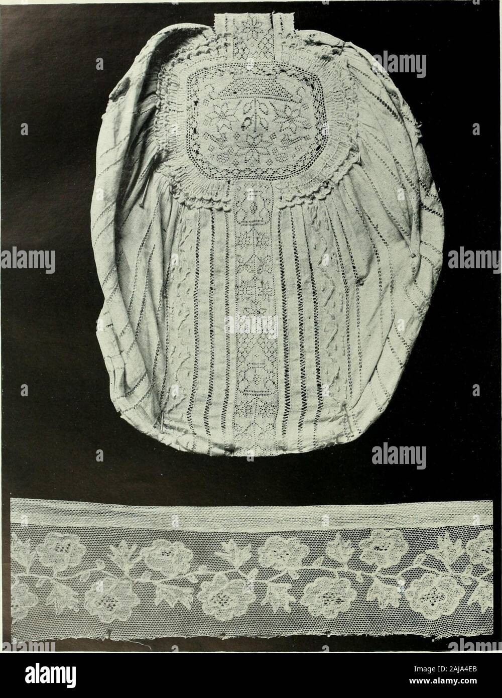 Sette secoli di pizzo . Piastra LXXIX. u) MANILA pizzo. (2 e 3) merletto lavorato nel punto ad ago n. I. Un campione del ricamo chiamato Manila pizzi, realizzato su un lijiht cambric-roba simile tessuto a partire da fibre di grande finezza. Il fiowers sono ricamati eil tutta la massa di maglie quadrate viene lavorato dall'ago, nello stesso modo come il tele lavoro tirata Manila, circa 1840 n. 2 e 1. Merletto lavorato in fine punto ad ago di maglie con capelli umani di diverse sfumature-il pattern è evidentemente copiato dall'inglese veneziano, circa 1000. Piastra LXXX. (I) il battesimo dei neonati CAP. (2) un cappuccio confine n. I. I NEONATI Foto Stock