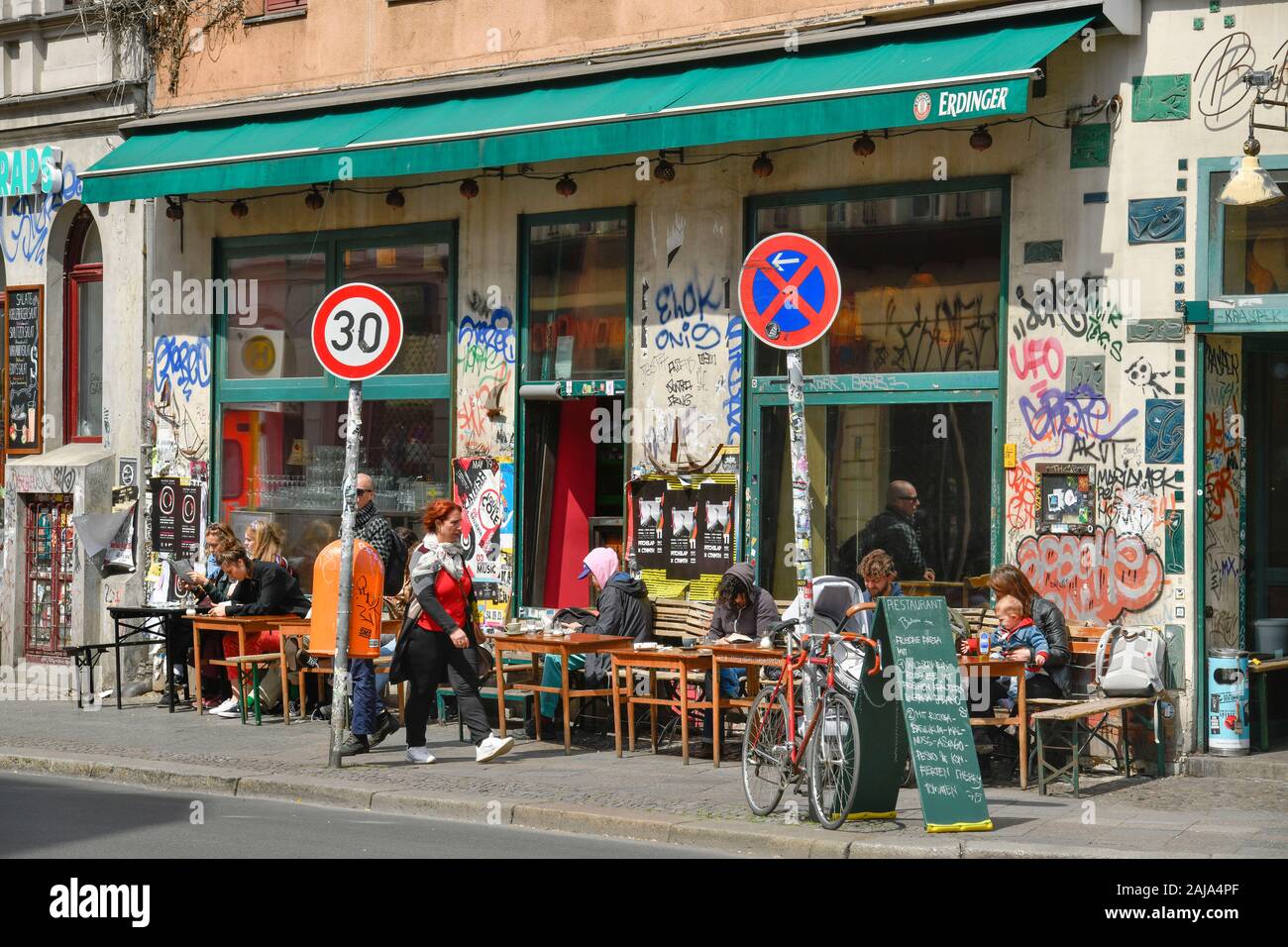 Straßencafé, Oranienstraße, Kreuzberg di Berlino, Deutschland Foto Stock