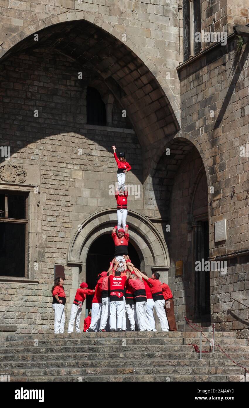 Castellers piramide umana per le strade di Barcellona, Spagna. Foto Stock