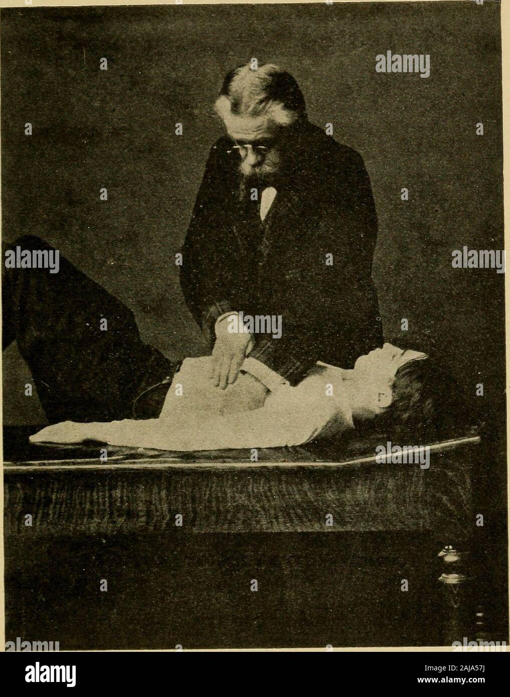 Prima osteopatica aids ai malati : scritto per i malati . le palpebre delicatamente tra il pollice fingersand, lavorando a partire da una estremità della eyelidto l'altro. Trattare ogni altro giorno. Da uno a tre mesi isrequired per indurire. Questa malattia è contagiosa. Corpi estranei nell'occhio. Se incastonata nella sfera dell'occhio, estrarre theobject con pinzette e hanno un chirurgo attendto. Se sotto il coperchio superiore, evitare il coperchio sopra amatch e sweep delicatamente l'oggetto incriminato offwith un pezzo di panno morbido immerso in acqua calda.Se sotto il coperchio inferiore, tirare delicatamente il eyeliddown con un dito e rimuovere il Foto Stock