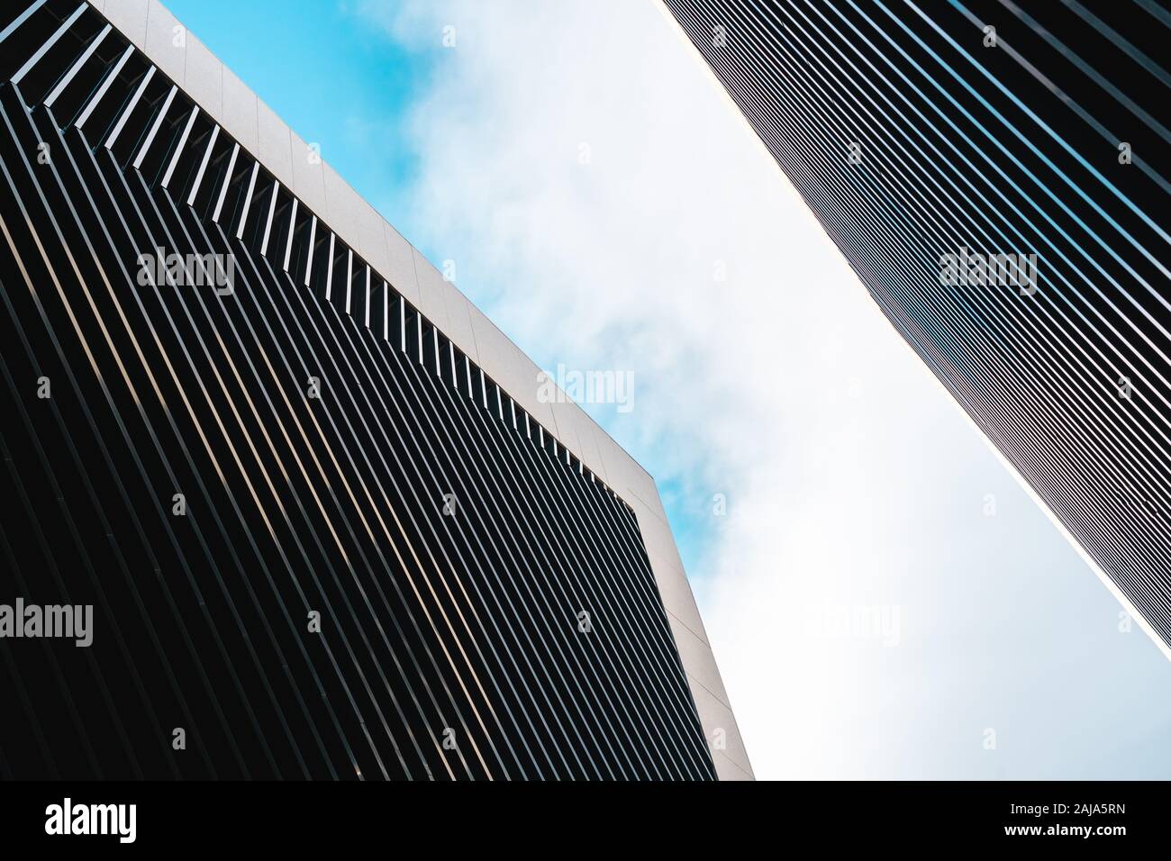 Angoli di due edifici contigui di architettura moderna guardando il cielo Foto Stock
