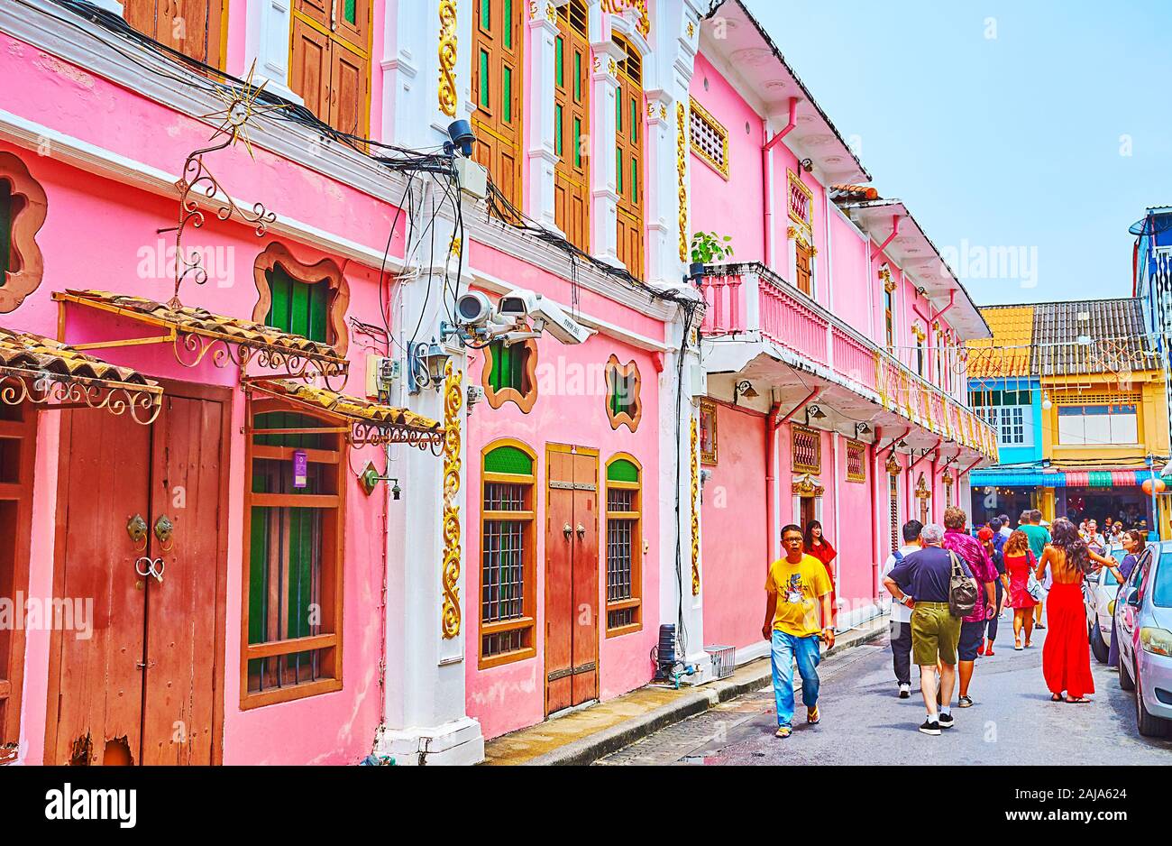 PHUKET, Tailandia - 30 Aprile 2019: la linea della vecchia rosa luminoso cinese di edifici barocchi e decorate con dettagli in stucco, inusuali windows e la parete colonna Foto Stock