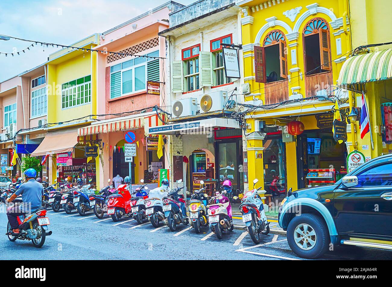 PHUKET, Tailandia - 30 Aprile 2019: la linea di bici sono parcheggiate da Thalang Strada della Città Vecchia a colorate case Peranakan, il 30 aprile a Phuket Foto Stock
