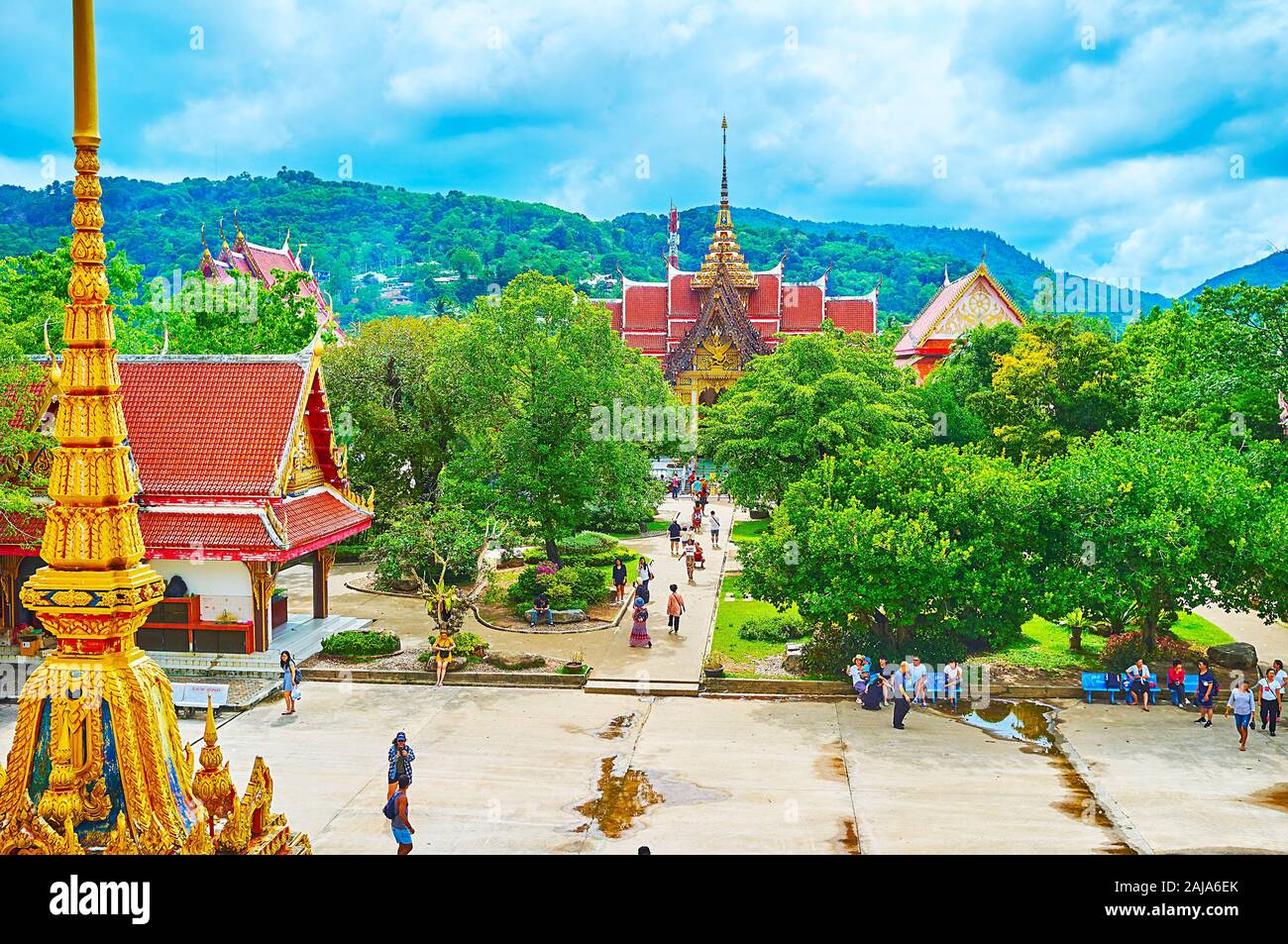 CHALONG, Tailandia - 30 Aprile 2019: Wat Chalong tempio complesso consiste di santuari, padiglioni e chedis, situato nel lussureggiante giardino tropicale, il 3 aprile Foto Stock