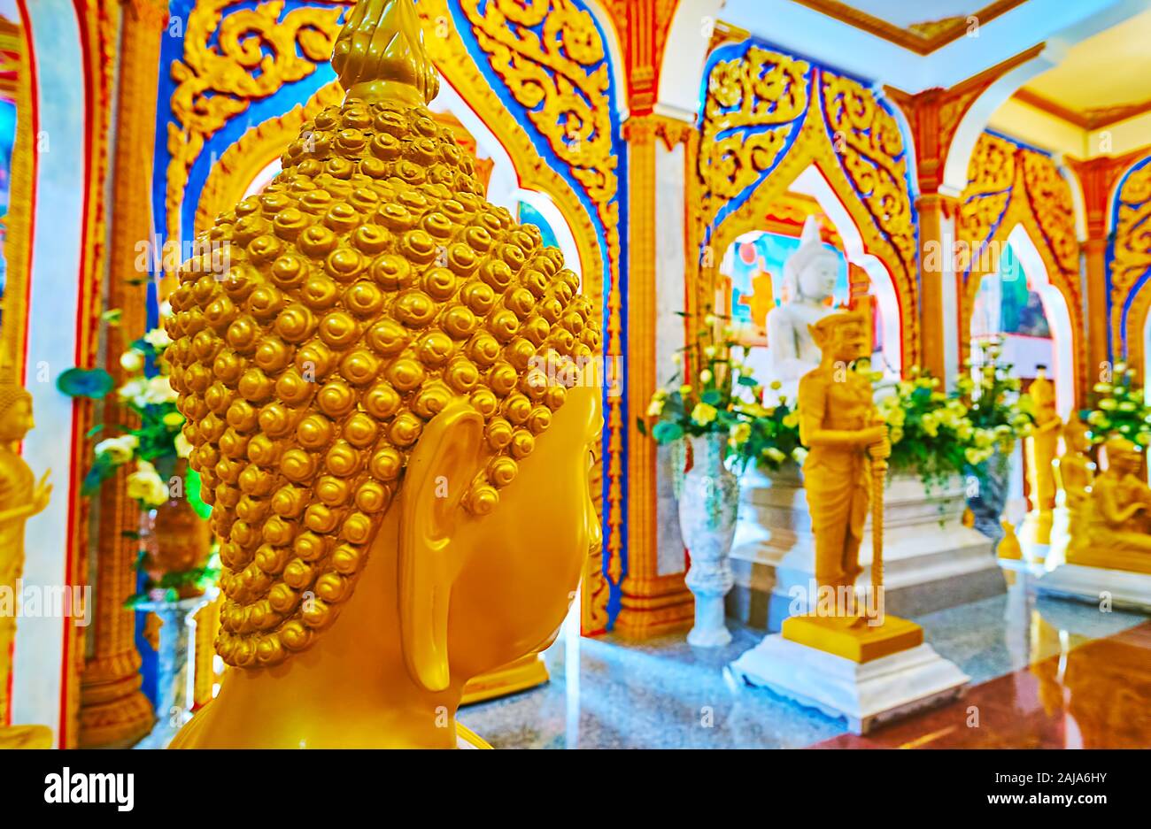 CHALONG, Tailandia - 30 Aprile 2019: la vista su Wat Chalong Pagoda interno attraverso la testa di immagine del Buddha, il 30 aprile in Chalong Foto Stock