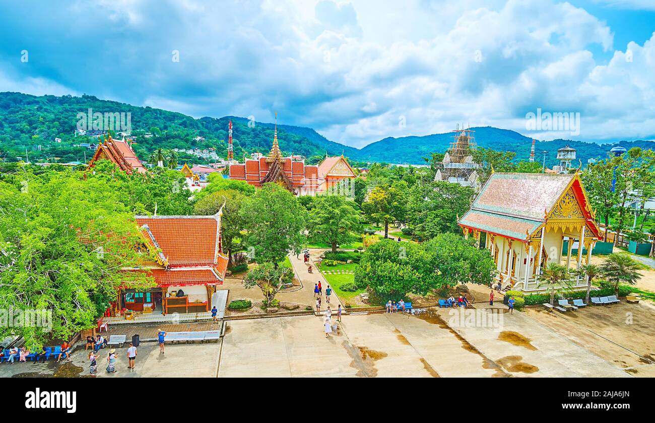 CHALONG, Tailandia - 30 Aprile 2019: la vista dal Wat Chalong Pagoda sul pyathat tetti e i dettagli di ornati di santuari e Ubosot di Wat Chalong comp Foto Stock
