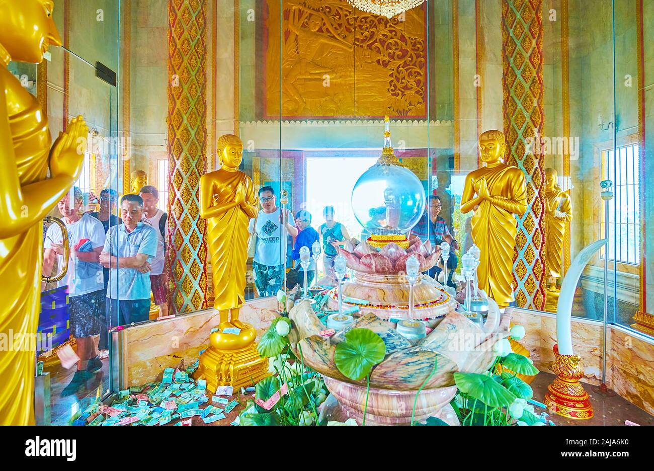 CHALONG, Tailandia - 30 Aprile 2019: i turisti e pellegrini nel padiglione del sacro di schegge di osso del Buddha in Wat Chalong Pagoda, il 30 aprile in Chal Foto Stock