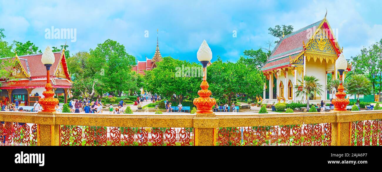 CHALONG, Tailandia - 30 Aprile 2019: Panorama di Wat Chaiyathararam (Wat Chalong) tempio ornato di santuari, ombroso giardino verde e a pizzo sulla recinzione Foto Stock