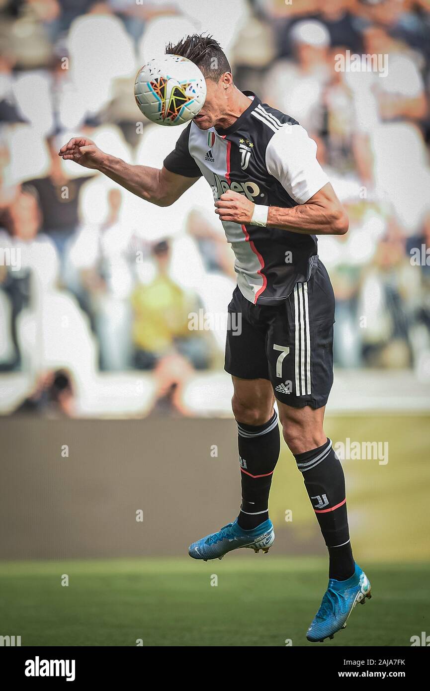 Torino, Italia. 28 Settembre 2019: Cristiano Ronaldo della Juventus FC punteggi un obiettivo durante la serie di una partita di calcio tra Juventus e SPAL. La Juventus ha vinto 2-0 oltre SPAL. Credito: Nicolò Campo/Alamy Live News Foto Stock