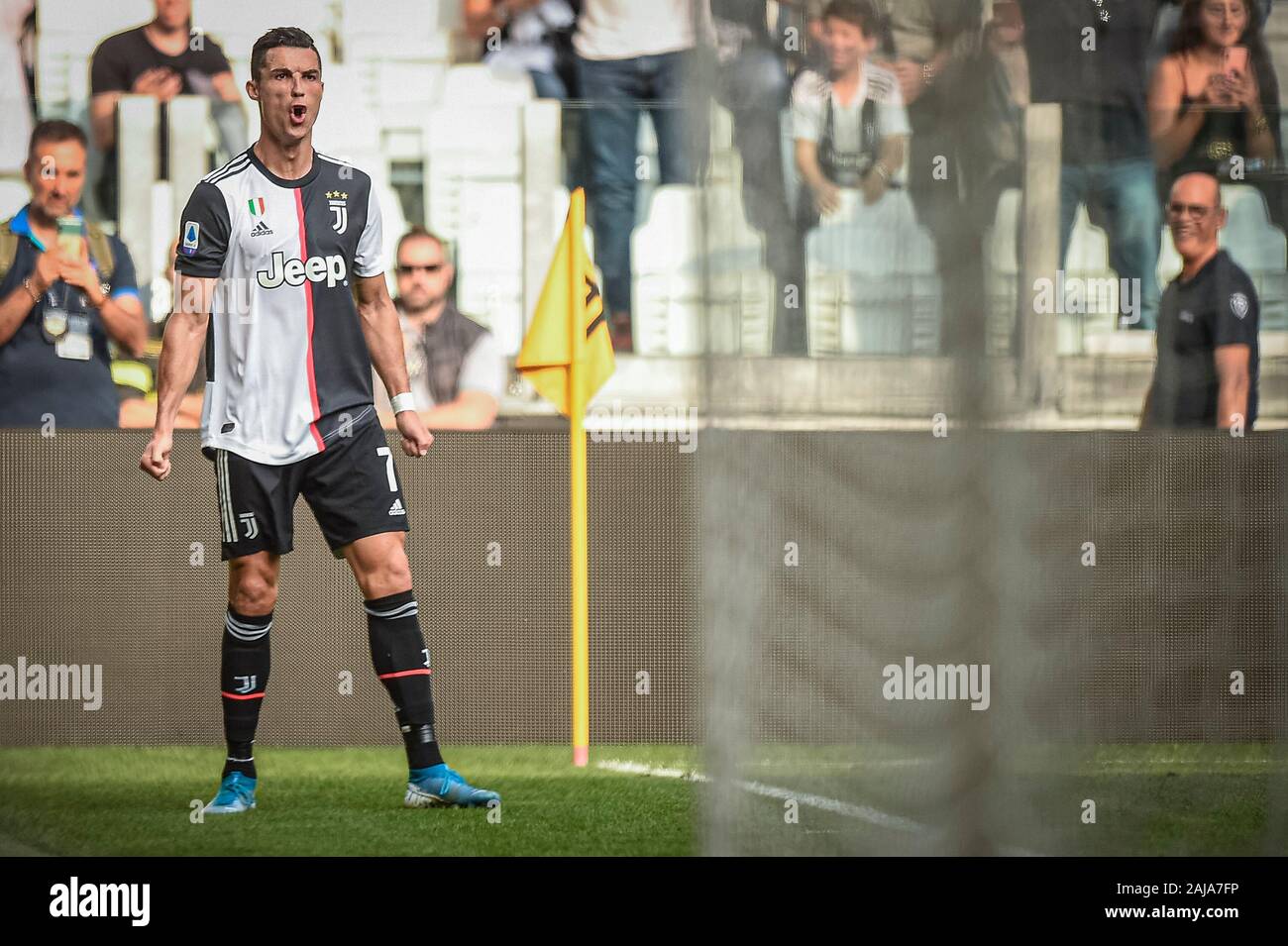 Torino, Italia. 28 Settembre 2019: Cristiano Ronaldo della Juventus FC celebra dopo un goal durante la serie di una partita di calcio tra Juventus e SPAL. La Juventus ha vinto 2-0 oltre SPAL. Credito: Nicolò Campo/Alamy Live News Foto Stock