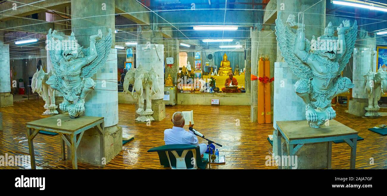 CHALONG, Tailandia - 30 Aprile 2019: Panoramica interno del tempio sotto la grande statua del Buddha con sculture di grandi dimensioni di Garuda, tre teste di elefanti Foto Stock