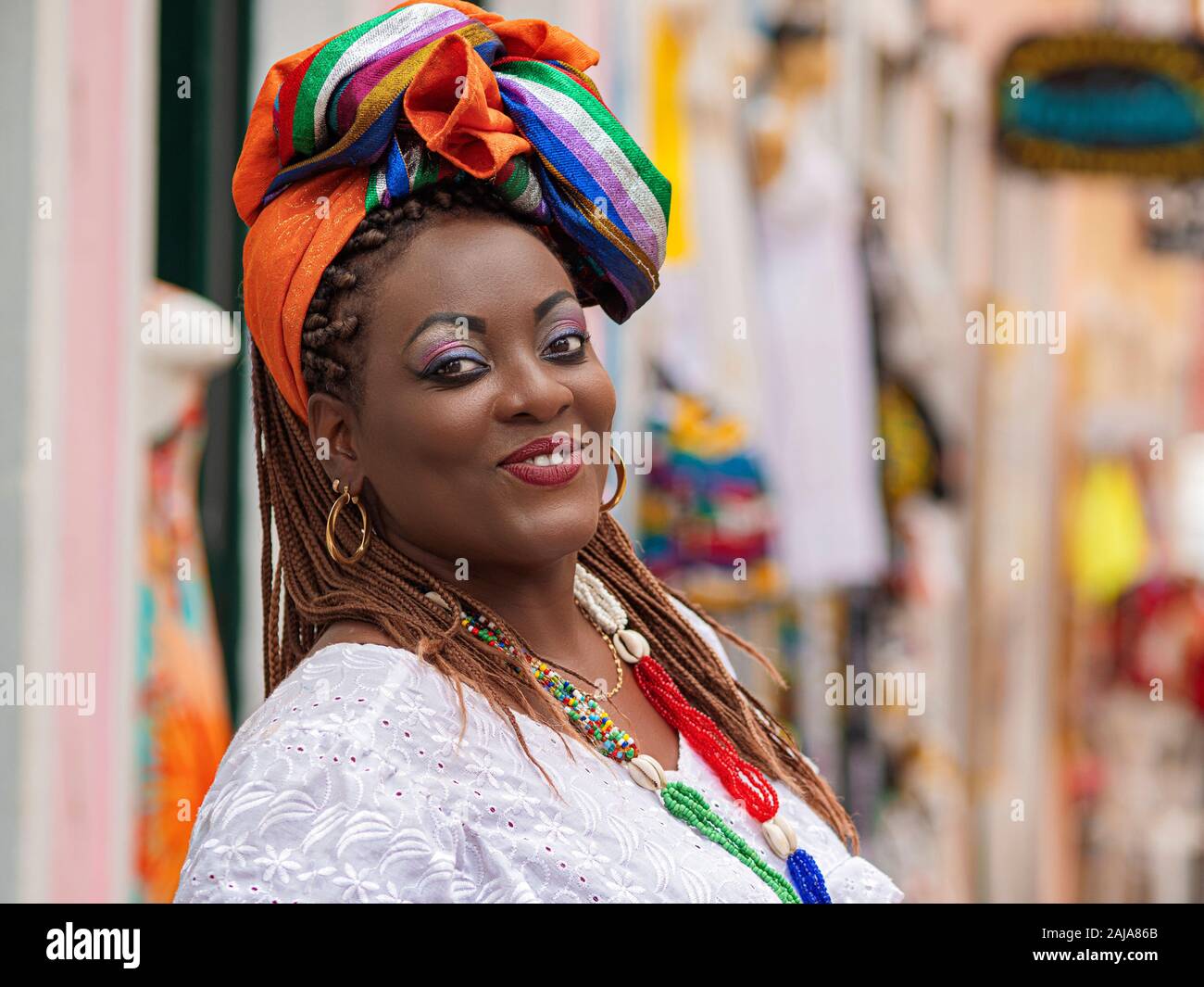 Felice donna brasiliana della discesa africana vestite nei tradizionali costumi Baiana nel centro storico di Salvador de Bahia, in Brasile. Foto Stock