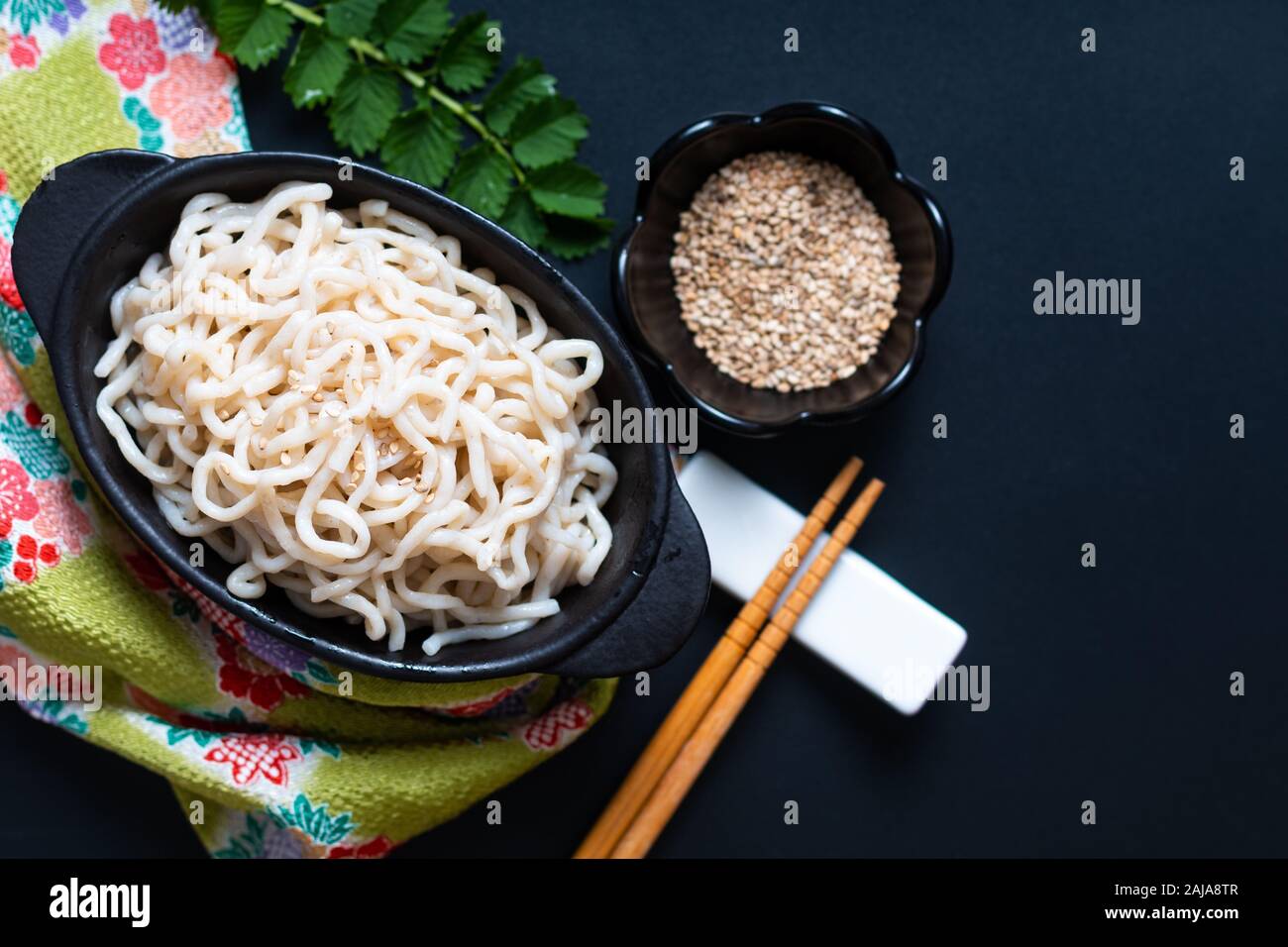 Cibo sano concetto di Noodle organico o spaghetti Shirataki di Konjac in nero coppa in ceramica con spazio di copia Foto Stock