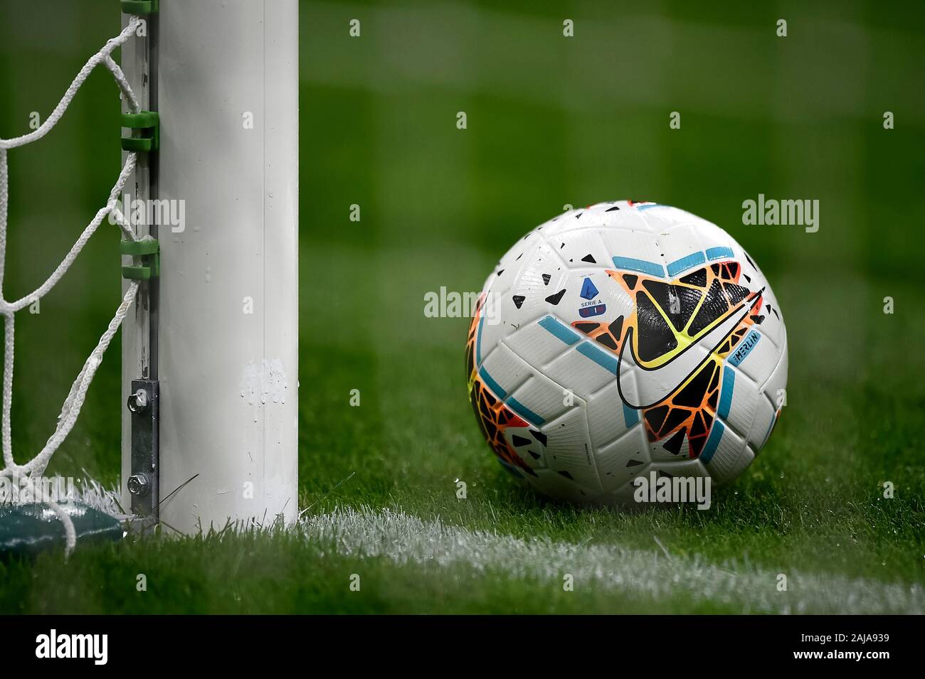 Milano, Italia. 25 Settembre 2019: la Serie A ufficiale di match ball Nike Merlin è raffigurato prima della serie di una partita di calcio tra FC Internazionale e SS Lazio. FC Internazionale ha vinto 1-0 contro SS Lazio. Credito: Nicolò Campo/Alamy Live News Foto Stock