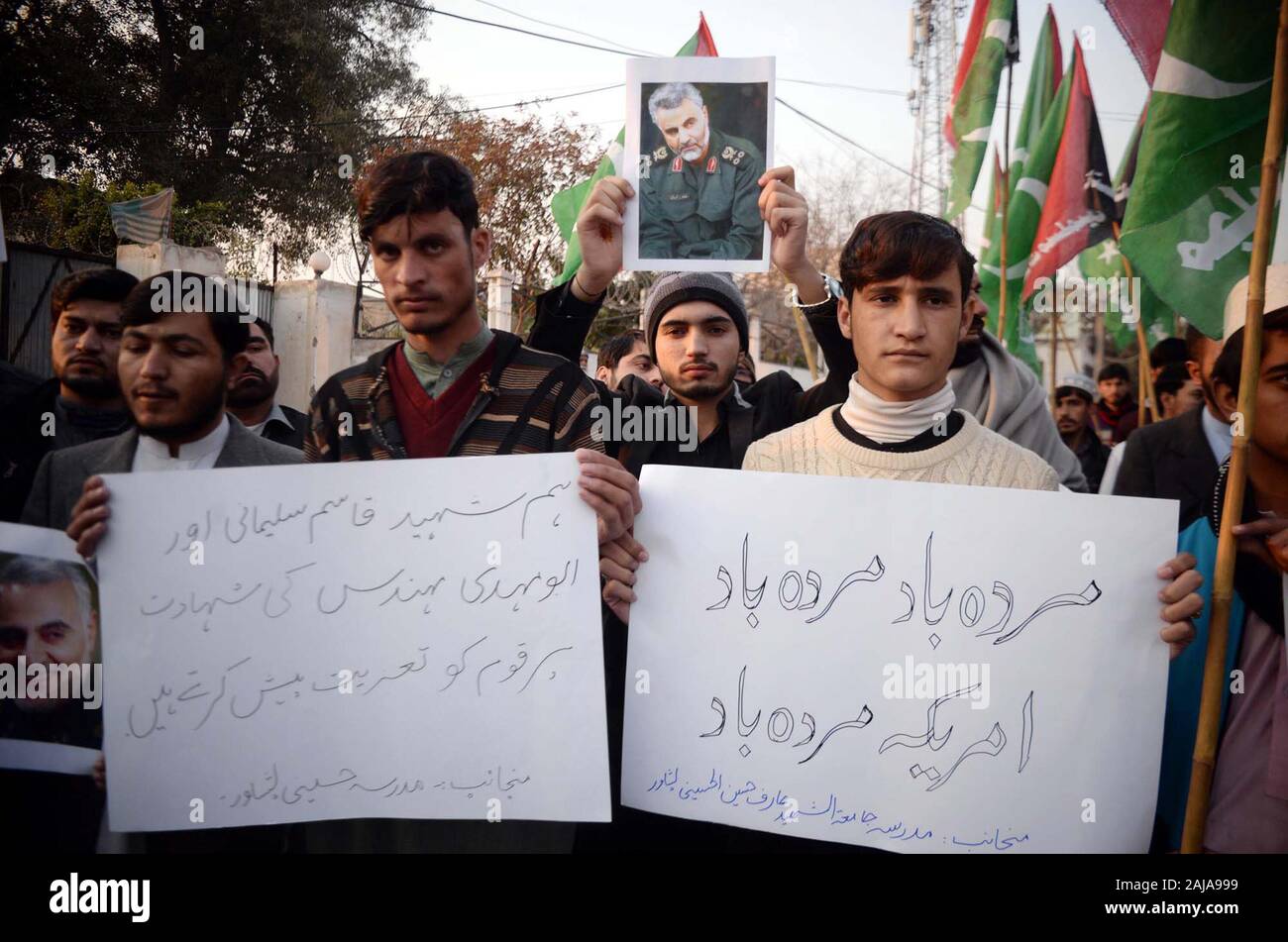 Gli attivisti del Majlis Wahdat-e-Muslimeen (MWM) sono holding manifestazione di protesta contro l'uccisione di General Maggiore iraniano Qassim Suleimani in un attacco degli Stati Uniti a Baghdad, a Peshawar press club il Venerdì, 03 gennaio, 2020. Foto Stock