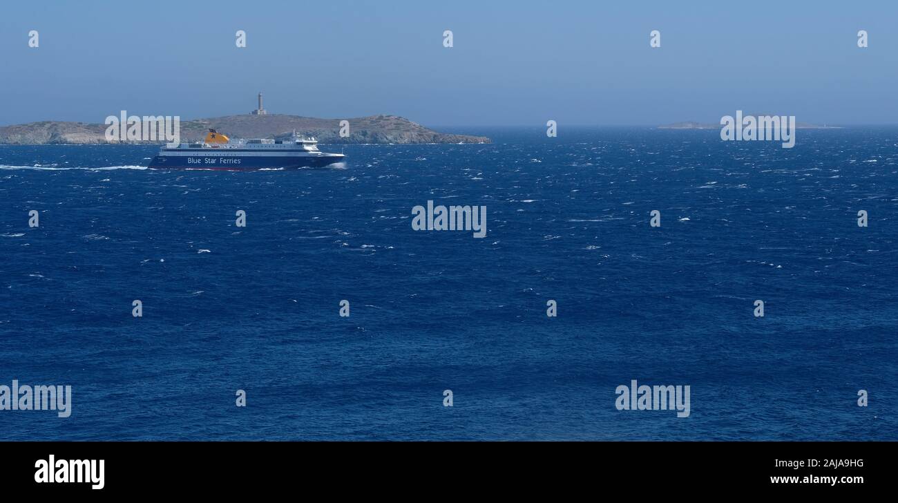 Un blue Star Ferry sailing in Syros, Grecia. Foto Stock