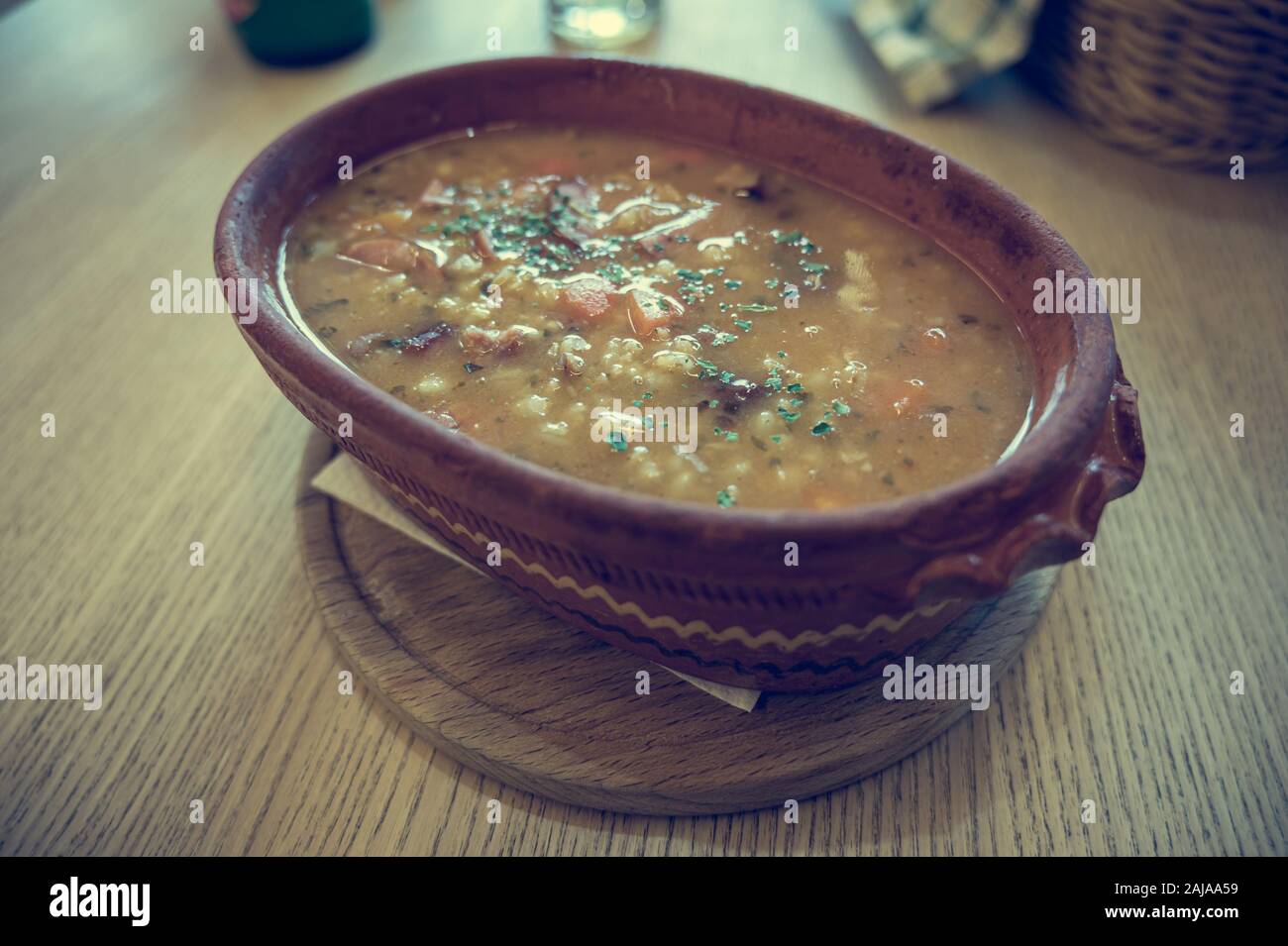 Orzo tradizionale crema di farina e di latte bollito con fagioli servita in un vaso di argilla. Foto Stock