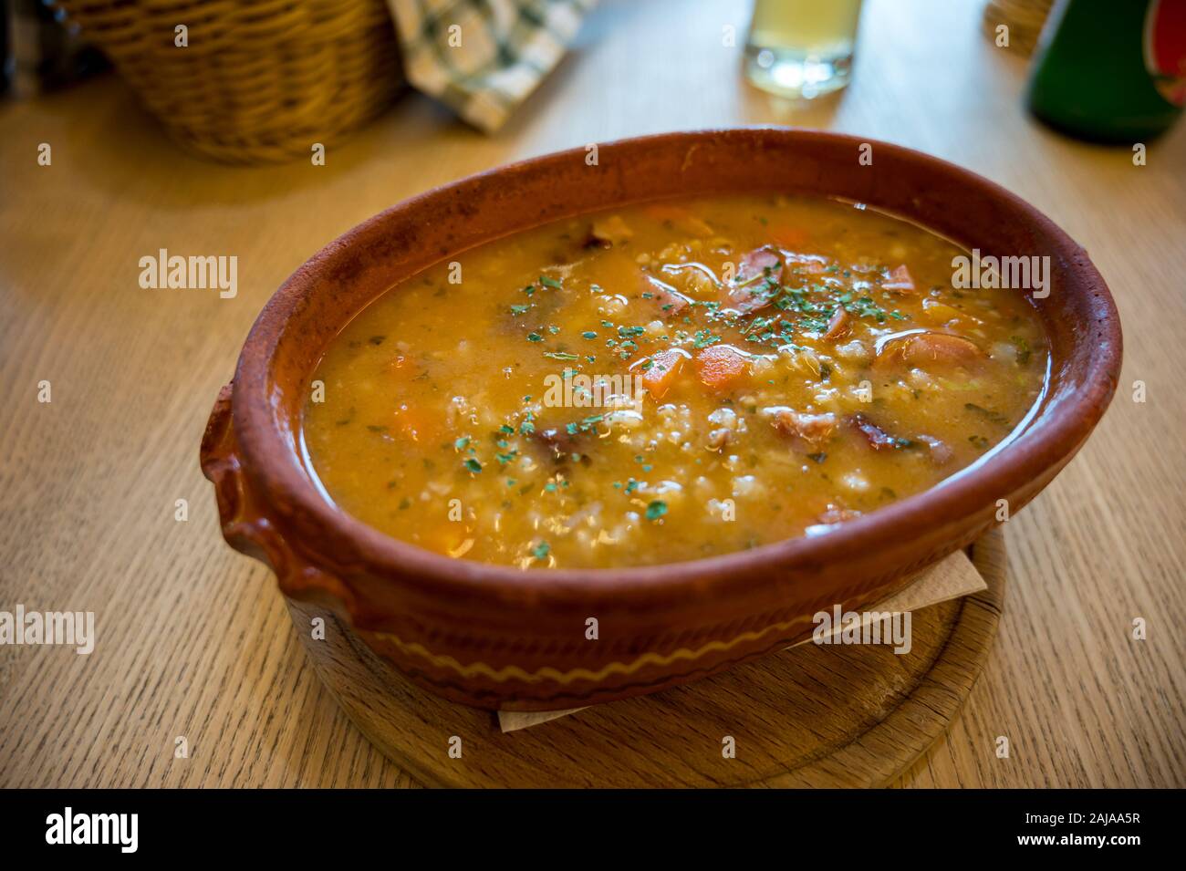 Orzo tradizionale crema di farina e di latte bollito con fagioli servita in un vaso di argilla. Foto Stock