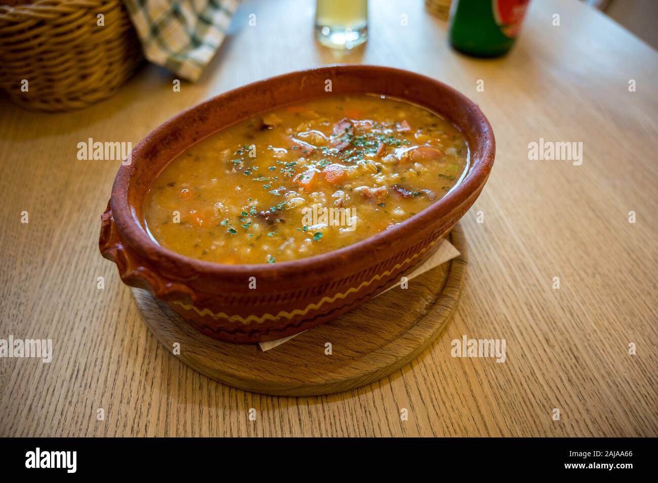 Orzo tradizionale crema di farina e di latte bollito con fagioli servita in un vaso di argilla. Foto Stock