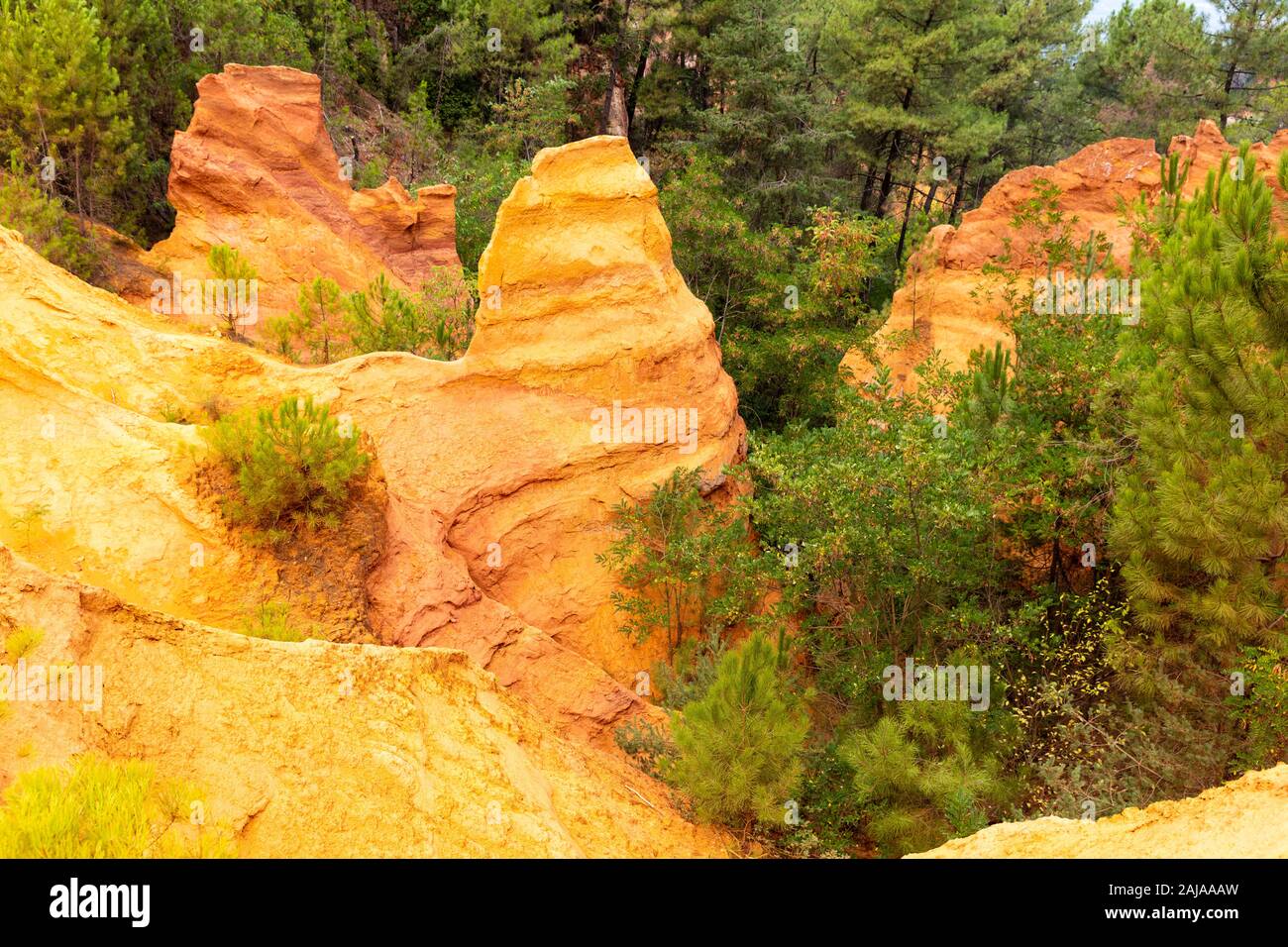 Sentiero ocra in Roussillon Sentier des Ocres, percorso escursionistico in una naturale area colorata di rosso e di giallo scogliere in disuso pigmento ocra surrou cava Foto Stock