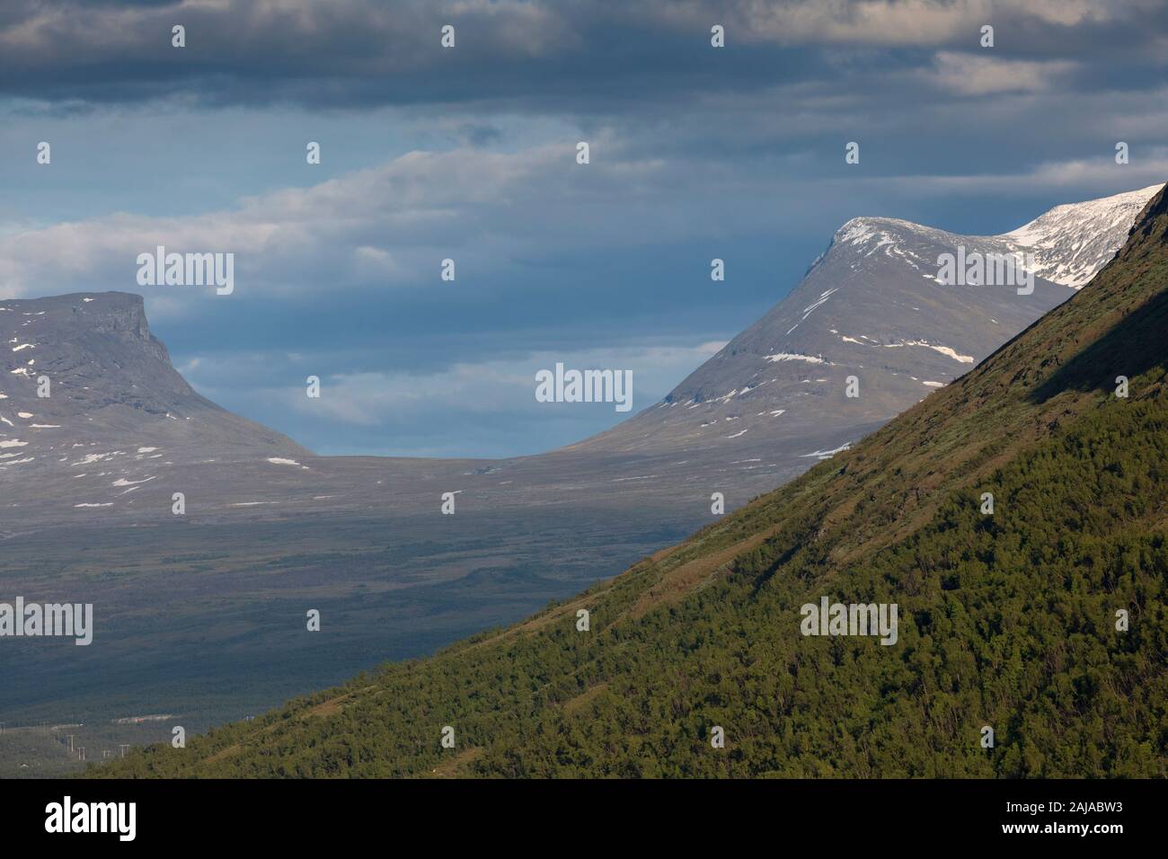 Lapporten, Lapponian Gate, un ghiacciate a forma di U, valle con Nissuntjarro, 1.743 m a sinistra e Tjuonatjakka, 1,554 m a destra. Nei pressi di Abis Foto Stock