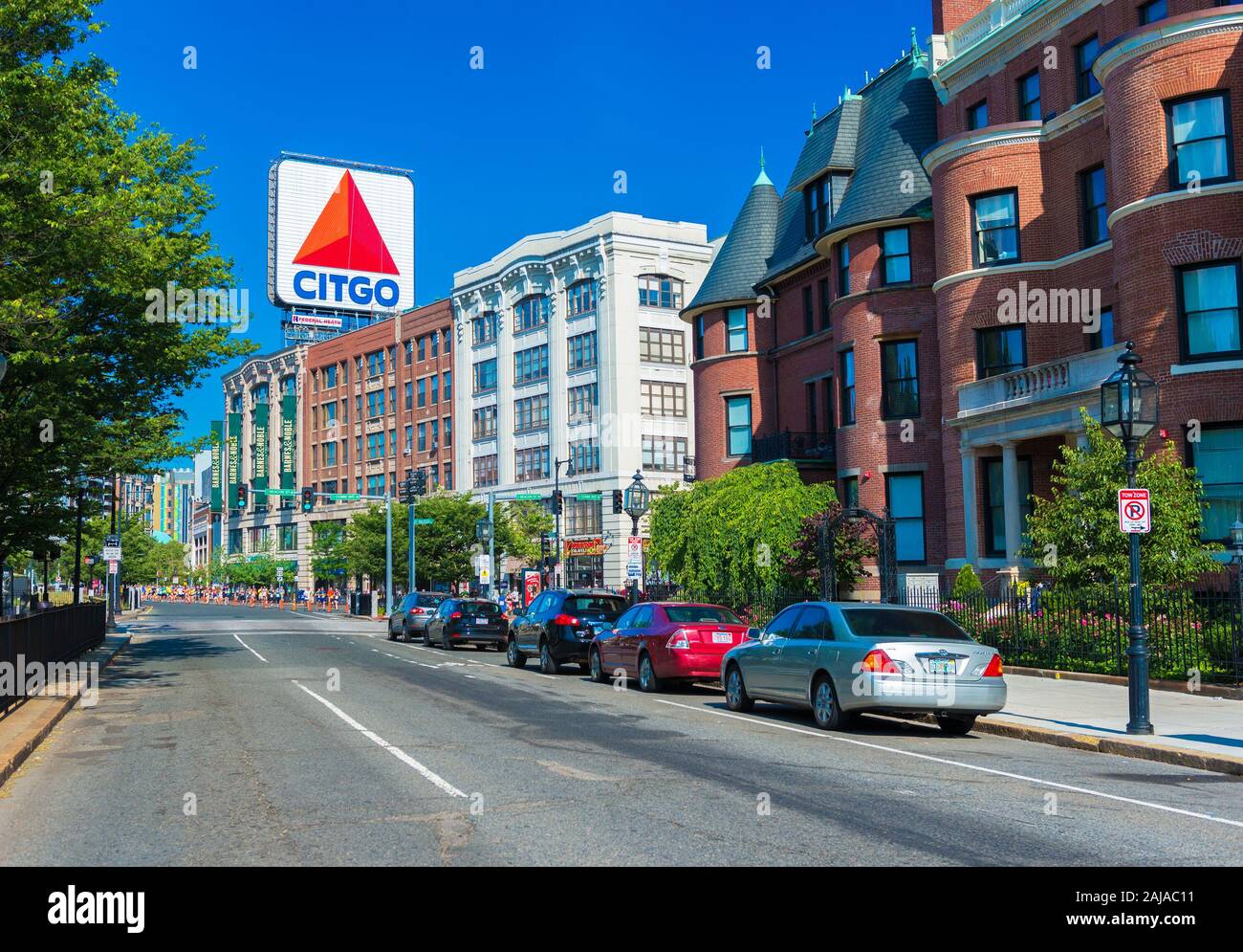 Boston, MA - Giugno del 2016, USA: Maratona di Boston, vista di Kenmore Square e Big Citgo logo sul tetto dell'edificio Foto Stock