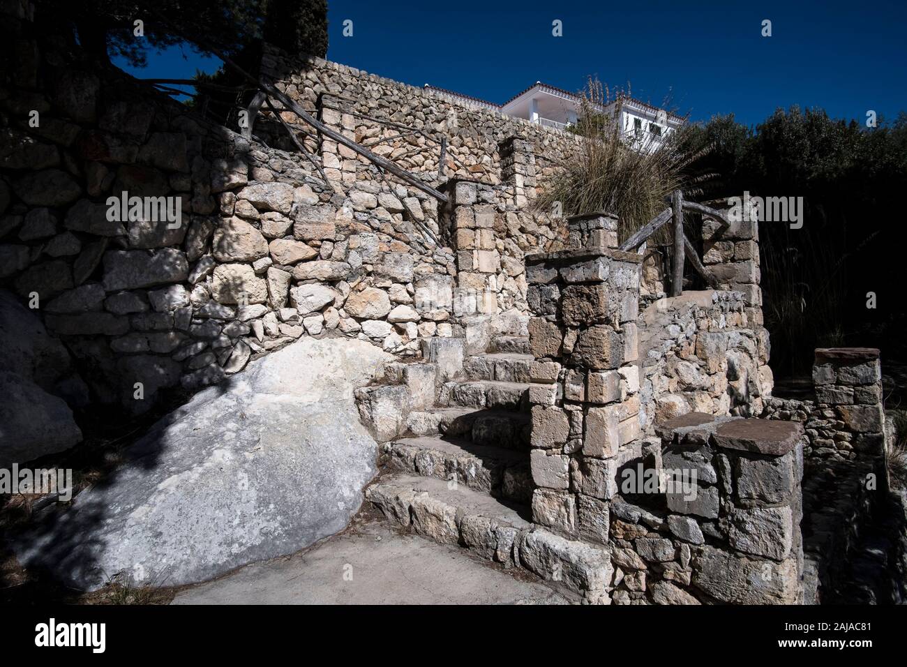 Gradini in pietra ad un blocco di appartamenti in Cala Galdana Minorca Foto Stock