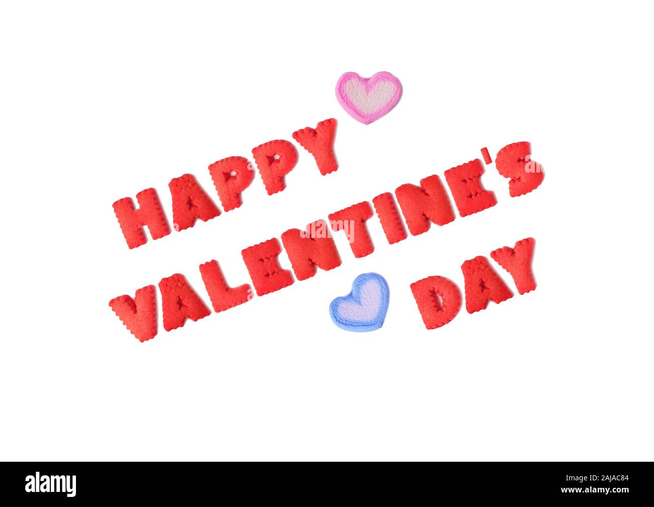 La parola FELICE IL GIORNO DI SAN VALENTINO creato da alfabeto con biscotti a forma di cuore ad marshmallows su sfondo bianco Foto Stock