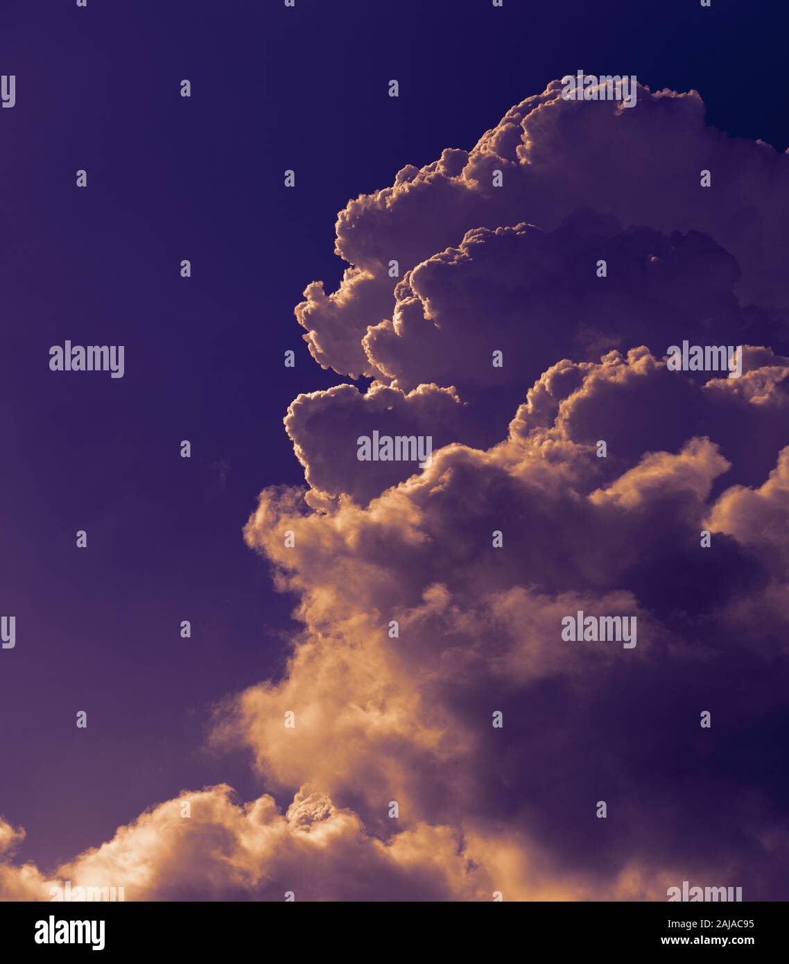 Cumulus nubi swirl in condizioni di luce solare intensa contro un cielo blu scuro in un pre-temporale atmosfera. Foto Stock