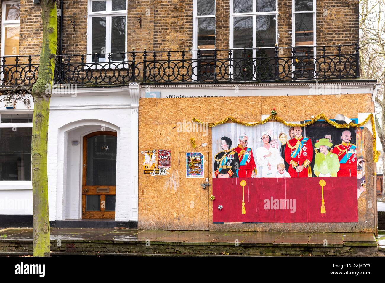 Arte dipinta attaccato per svuotare la costruzione di accaparramento di Southend on Sea, Essex, Regno Unito, raffigurante la famiglia reale britannica sul balcone di Buckingham Palace Foto Stock