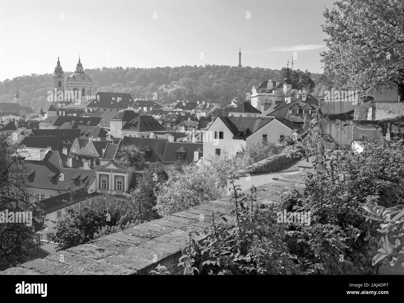 Praga - il panorama dai giardini sotto il castello di Mala Strana e della chiesa di San Nicola. Foto Stock