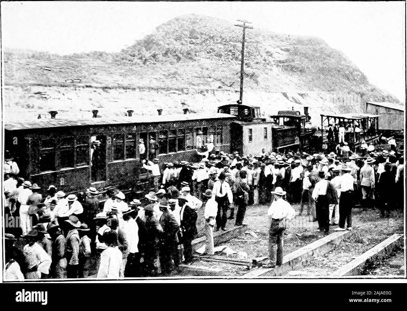 Panama e il canal . mento. Onlv coloro che hanno visitato il canal nel lontano 1904. Arrivo del treno a pagamento. apprezzare appieno tutto ciò che è stato fatto lungo il routeto rendono un confortevole e luogo salubre Culebra in cui lavorare. Quando si raggiunge tale ordinato, pulito e ben costruita la città come Culebra, per esempio, abbiamo 2IO ordinato, pulito, ben costruito Foto Stock