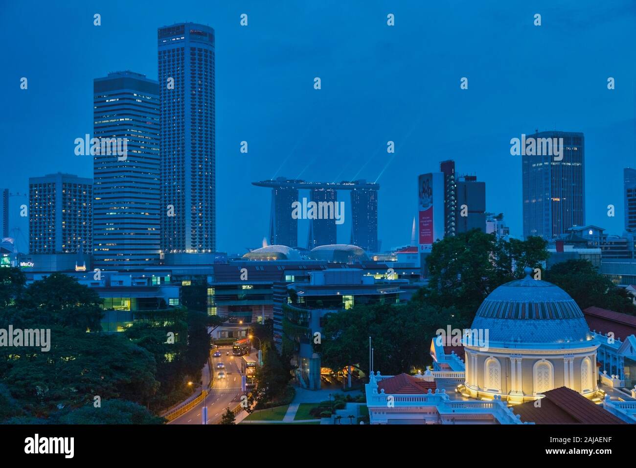 Scena notturna di Singapore. Alta vista complessiva, città di Singapore. Le tre torri a metà distanza appartengono al Marina Bay Sands Hotel e Skypark. Foto Stock
