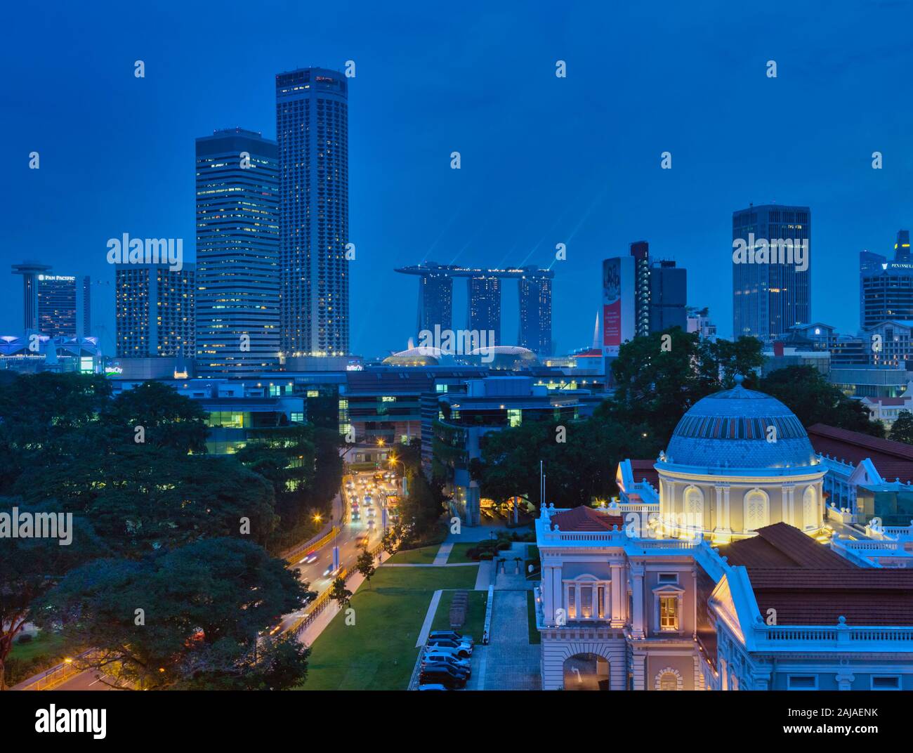 Scena notturna di Singapore. Alta vista complessiva, città di Singapore. Le tre torri a metà distanza appartengono al Marina Bay Sands Hotel e Skypark. Foto Stock