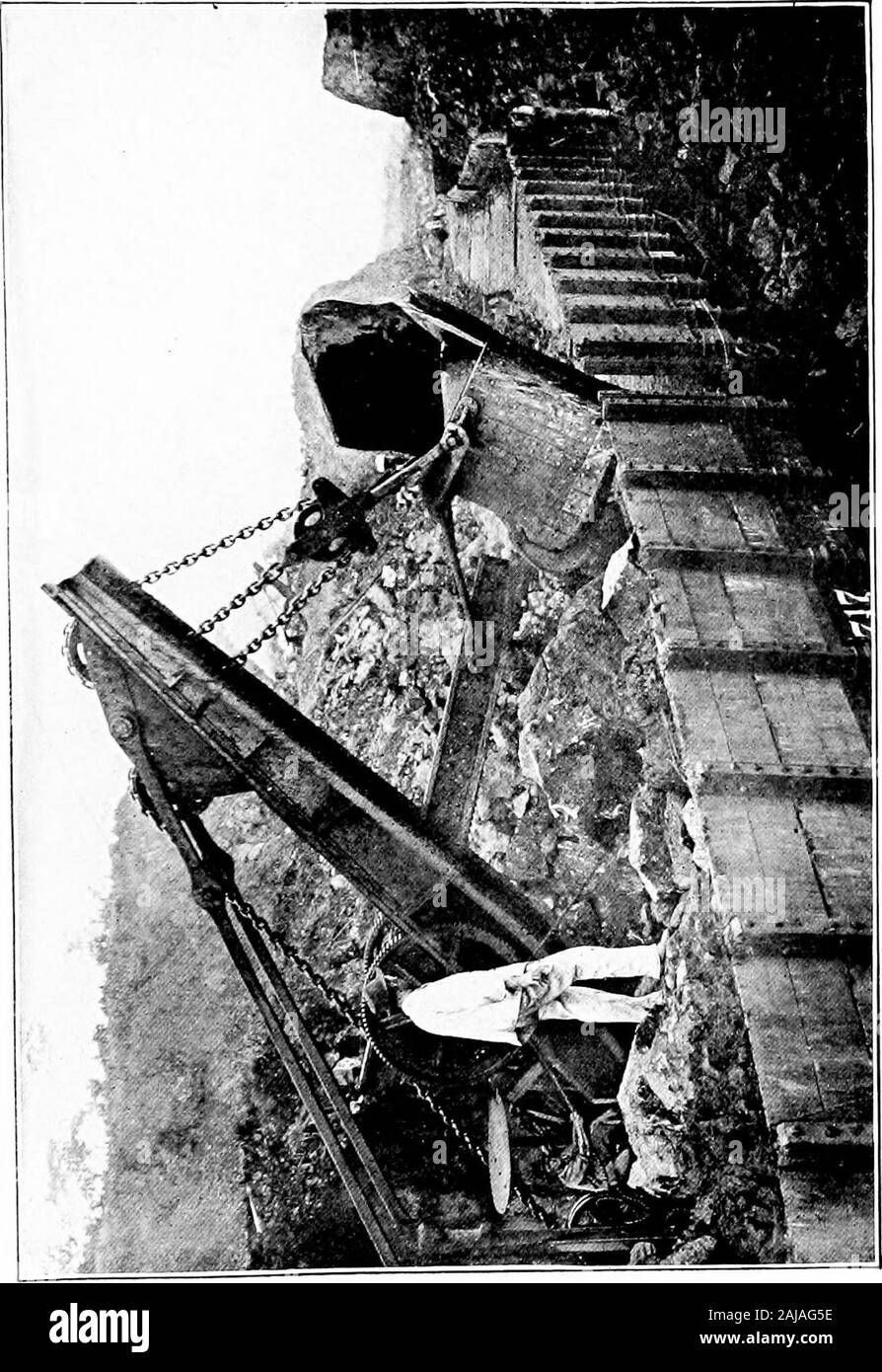 Panama e il canal . A cinque-cantiere bilanciere. Ohio, o a sud di Milwaukee. La pala stessa sembra tobe un po' come una ferrovia lunga auto piana. La copertura di una largepart della vettura è una sorta di cappa di ferro. All interno di questo hoodis il potente motore e le ruote e gli ingranaggi che controllano un gigante al lavoro 203. 204 quasi umani la pala. Attaccata alla estremità anteriore della vettura è animmense braccio in acciaio. Questo braccio può essere ruotato liberamente fromside a lato da grandi catene collegate con la machineryinside il cofano. Fatta oscillare dal braccio è una grande pala ordipper, come è chiamato. Sulle più grandi pale vapore thedipper ho Foto Stock
