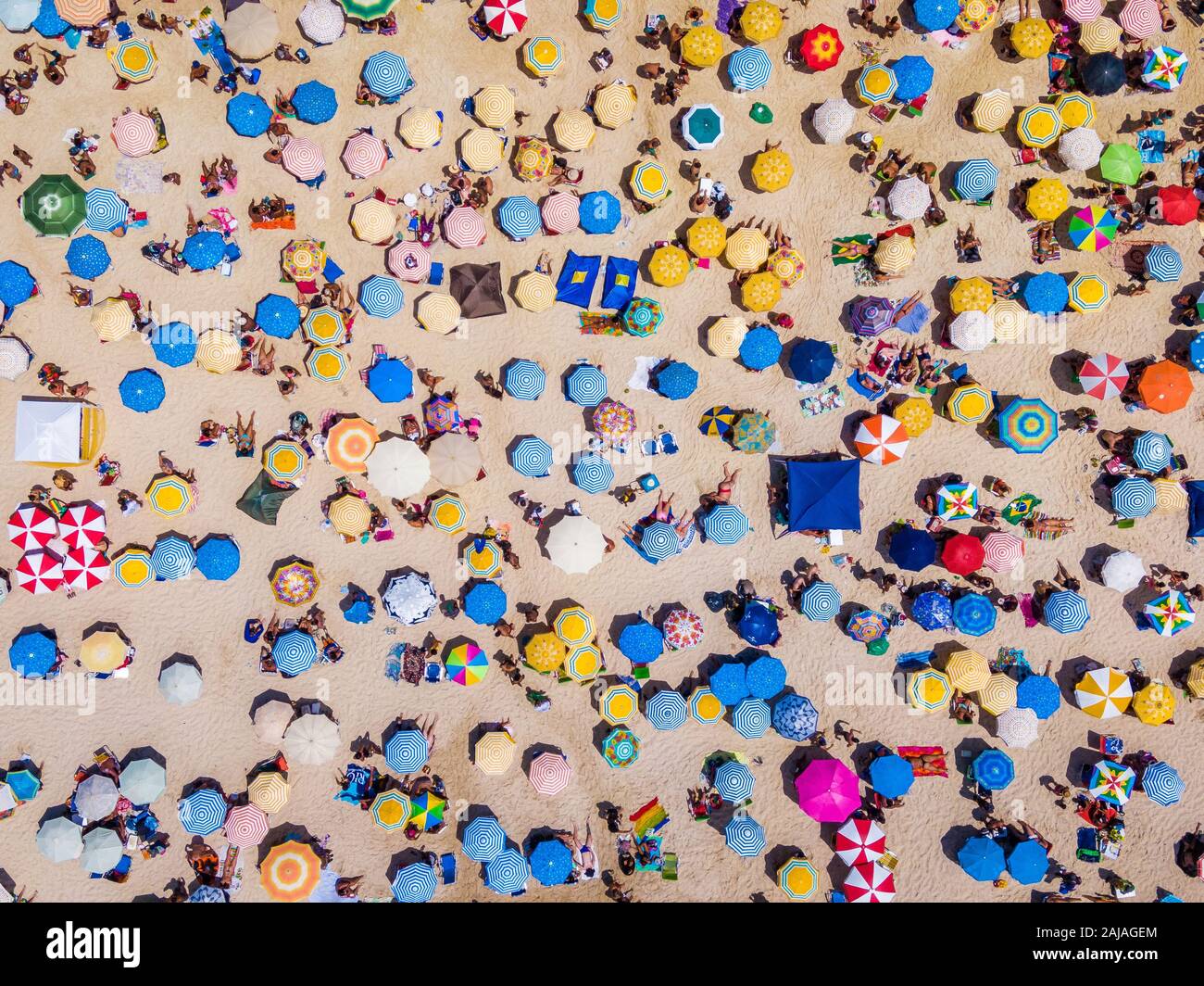 Rio de Janeiro, Brasile, vista dall'alto della spiaggia di Copacabana che mostra ombrelloni colorati e persone relax su un giorno d'estate. Foto Stock