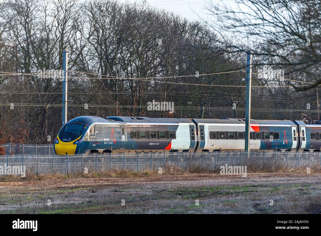 Avanti Pendolino classe 390 nella nuova livrea sulla linea principale della costa occidentale. Foto Stock