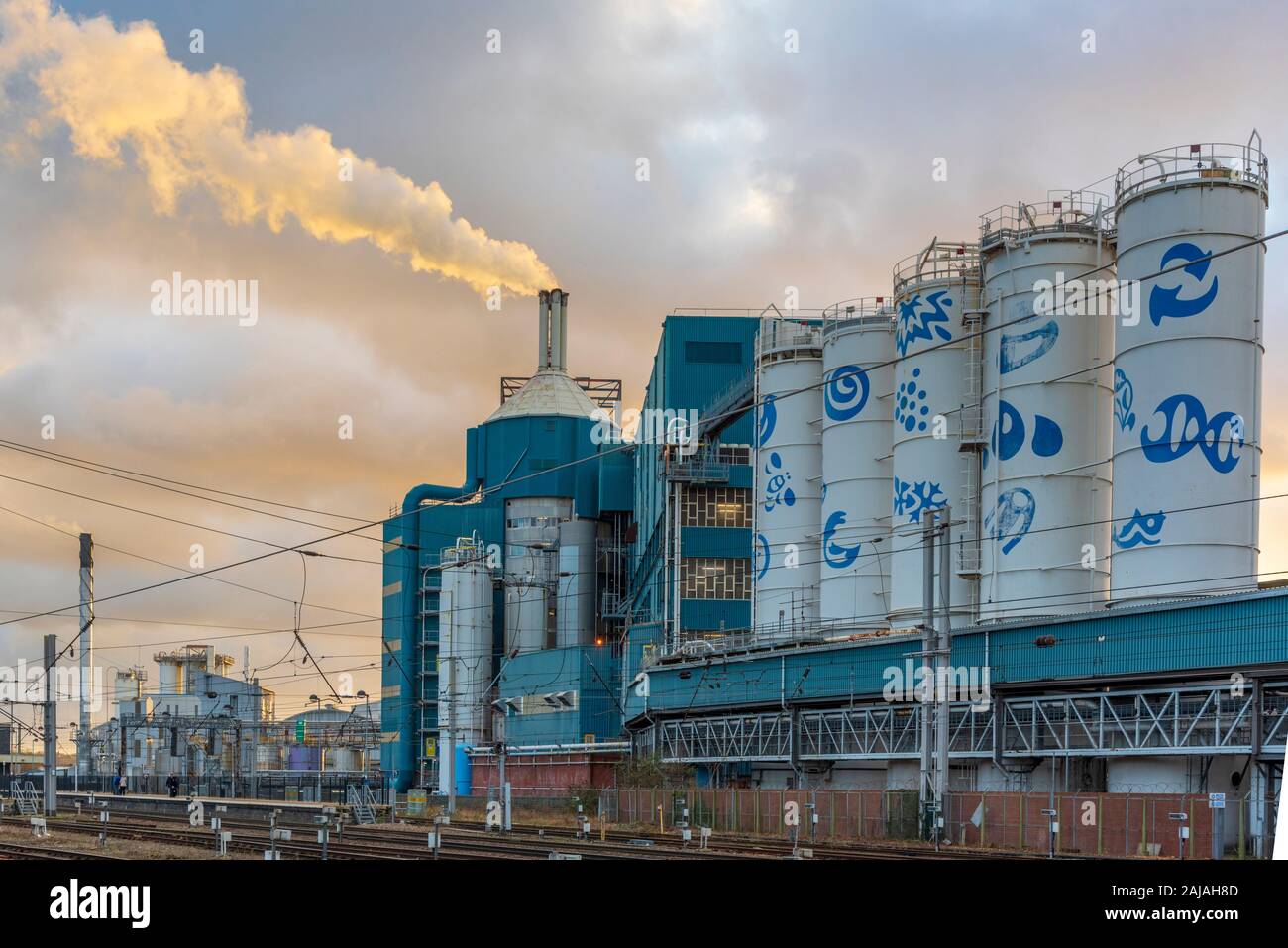 La Unilever fabbrica a Warrington Bank Quay. Emissioni camino. Foto Stock