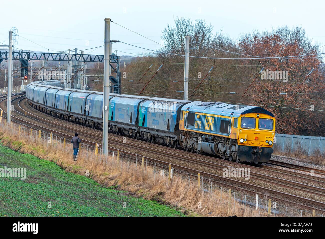 Drax powerstation treno di biomassa trasportata dalla classe GBRf 66 diesel locomotiva elettrica sulla linea principale della costa occidentale. Foto Stock