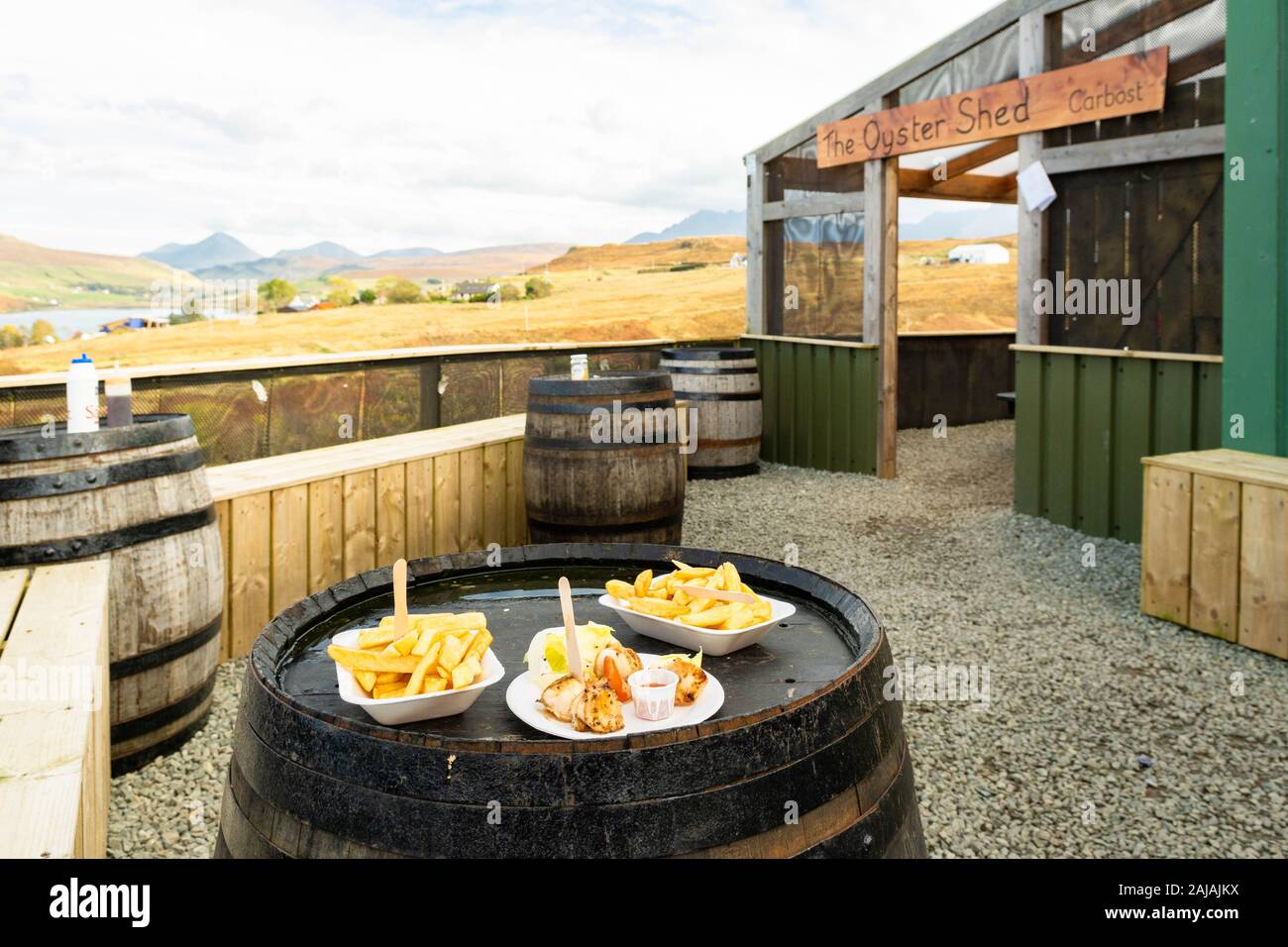 La Oyster capannone con capesante fresche e i chip sulla canna di whisky tabelle, Carbost, Highland, Isola di Skye, Scotland, Regno Unito Foto Stock