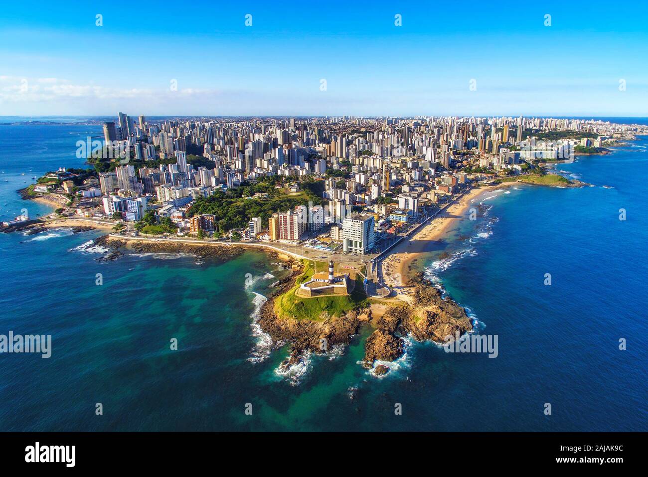 Vista aerea del Farol da Barra e Salvador da Bahia cityscape, Bahia, Brasile nord-orientale. Foto Stock