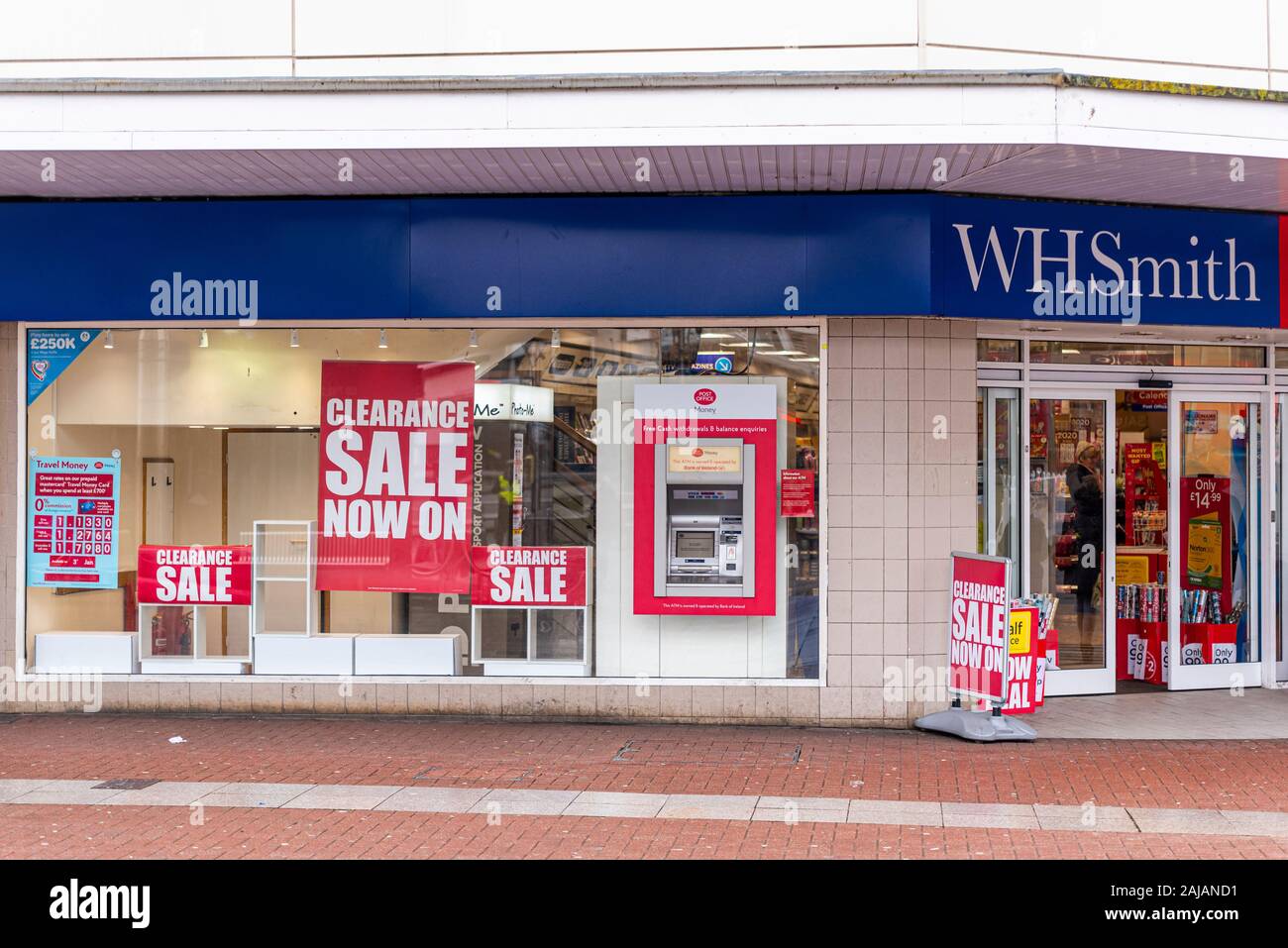 La vendita di liquidazione dei segni nel display della finestra di WH Smith shop e ufficio postale di Southend on Sea, Essex, Regno Unito. Il gioco ora in vendita. Gennaio vendita Foto Stock