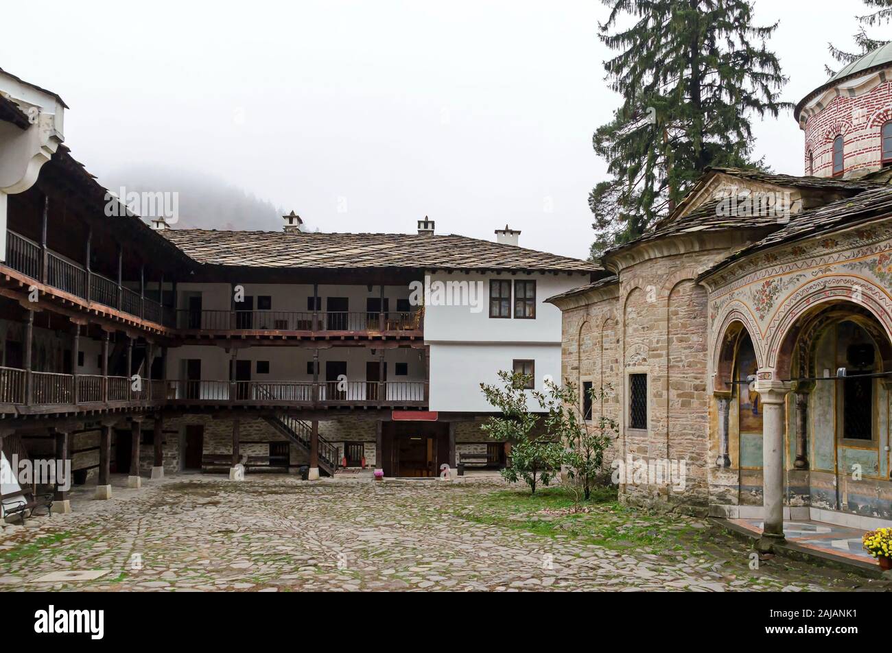 Frammento di un'area residenziale e di edifici amministrativi del Troyan monastero con lo stile architettonico del Rinascimento scuole, Oreshak Foto Stock