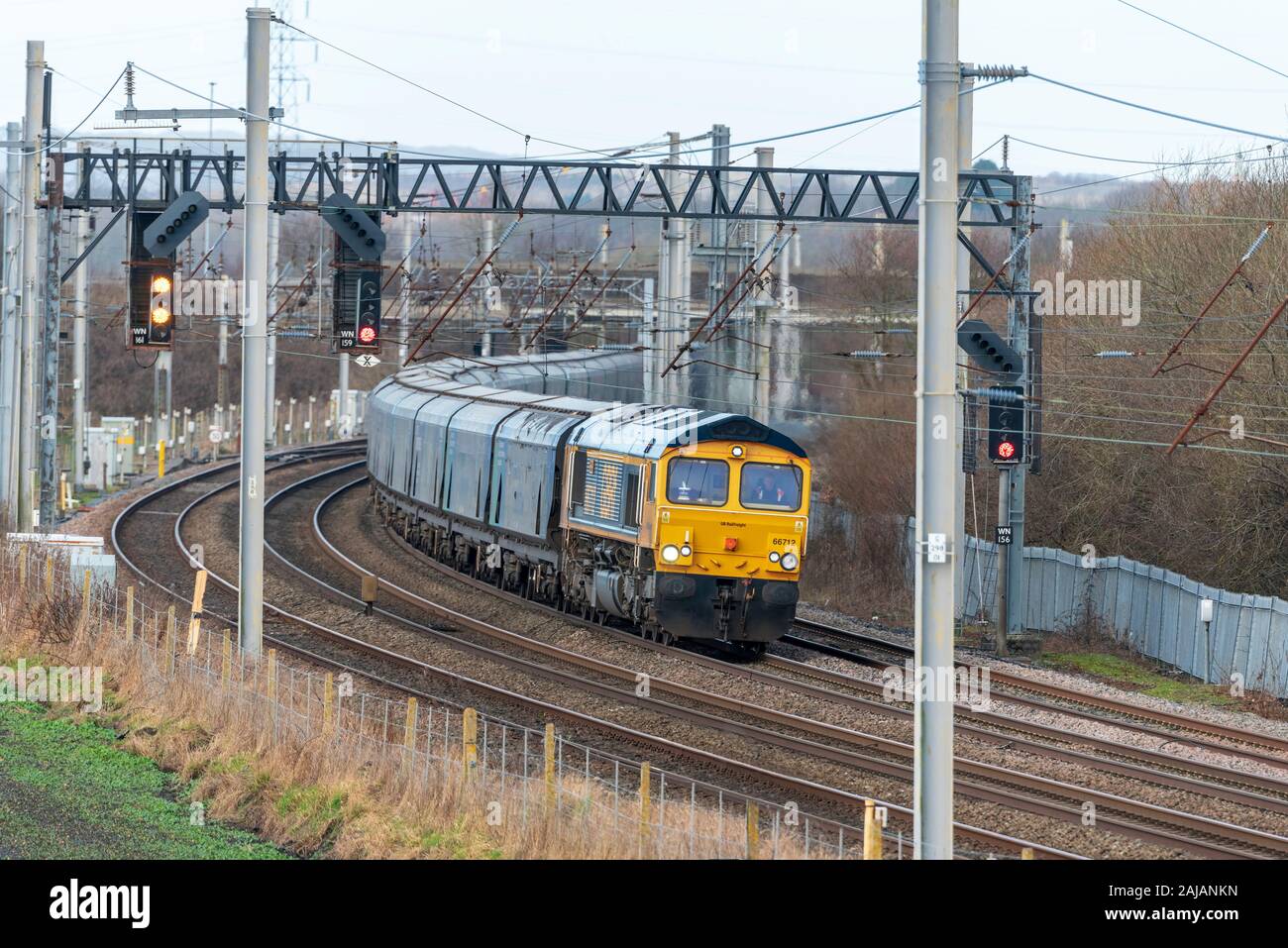 Drax powerstation treno di biomassa trasportata dalla classe GBRf 66 diesel locomotiva elettrica sulla linea principale della costa occidentale. Foto Stock