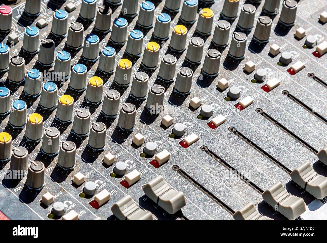 Parte del suono musica mixer del pannello di controllo con pulsanti Foto Stock