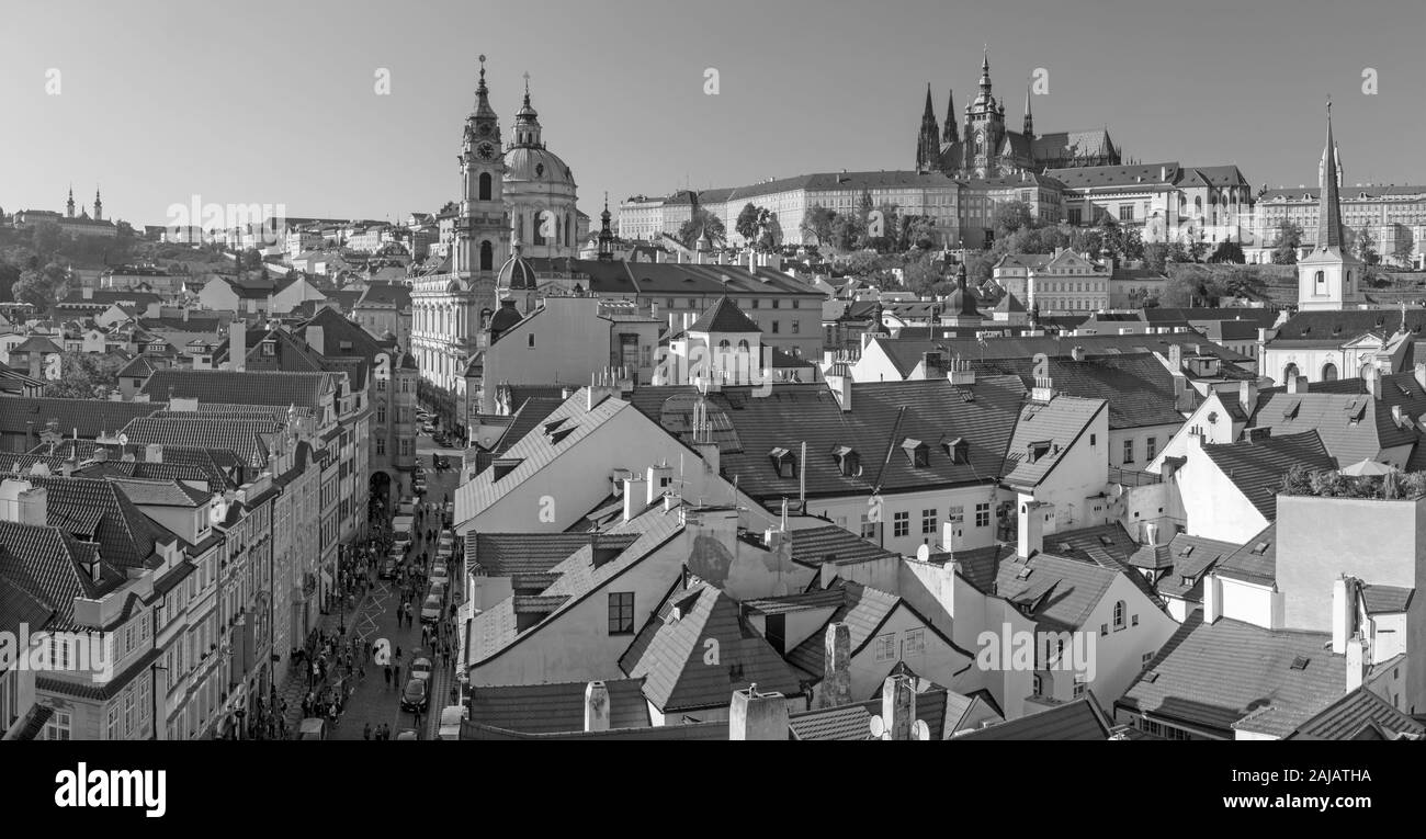Praga - i tetti di Mala Strana con la chiesa di San Nicola, il castello e la Cattedrale. Foto Stock