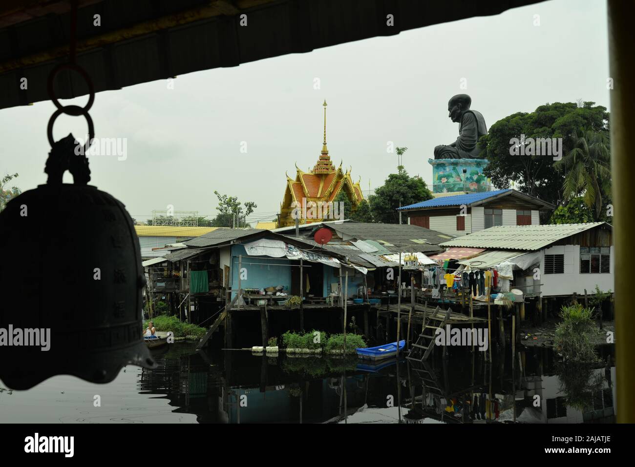 Corsi d'acqua e una cittadina di barboni a palafitte intorno a un tempio vicino a Bangkok, a pasakdek Foto Stock